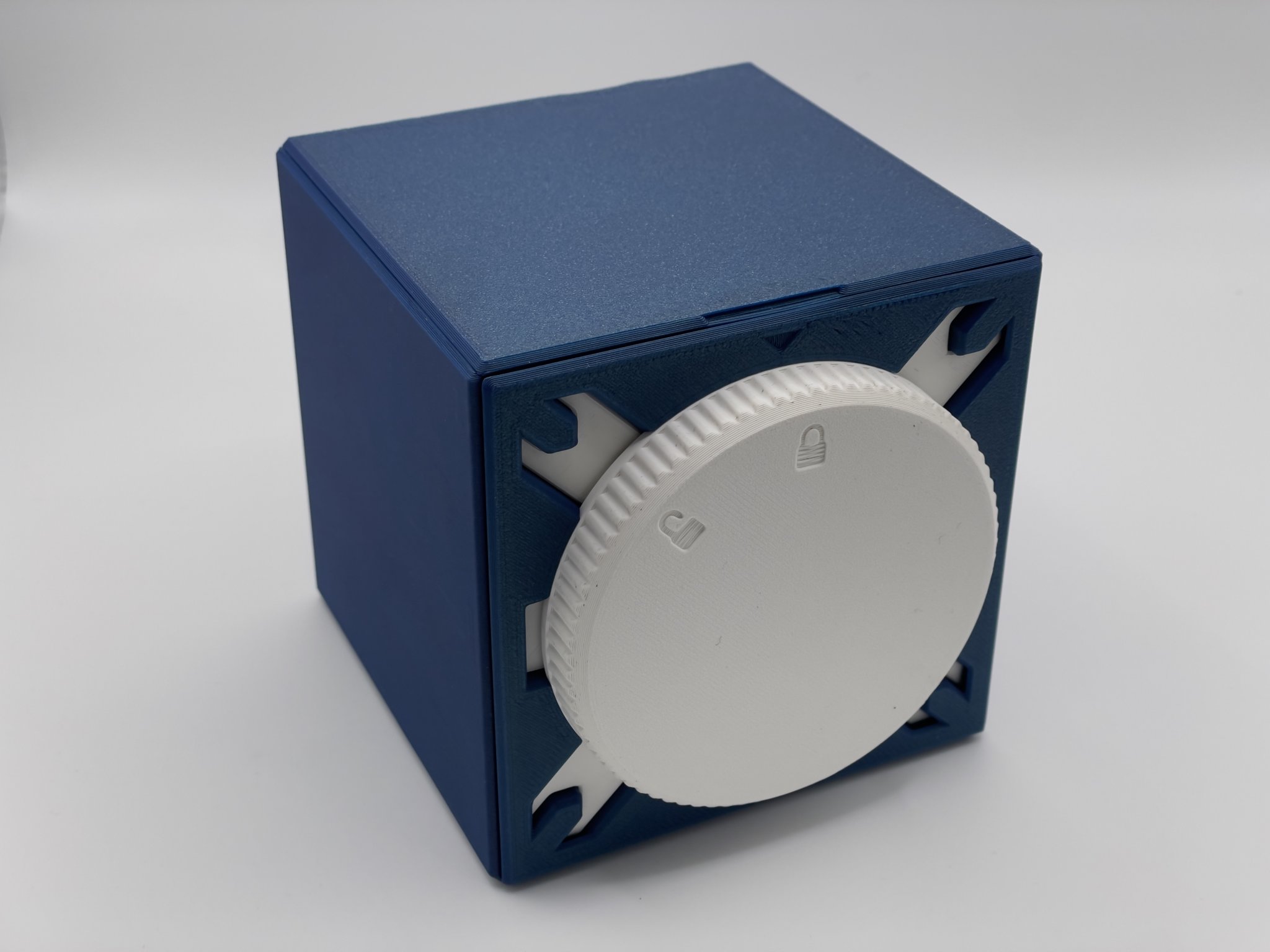 Hộp đựng bài MTG Commander v4 với cơ chế khóa xoay