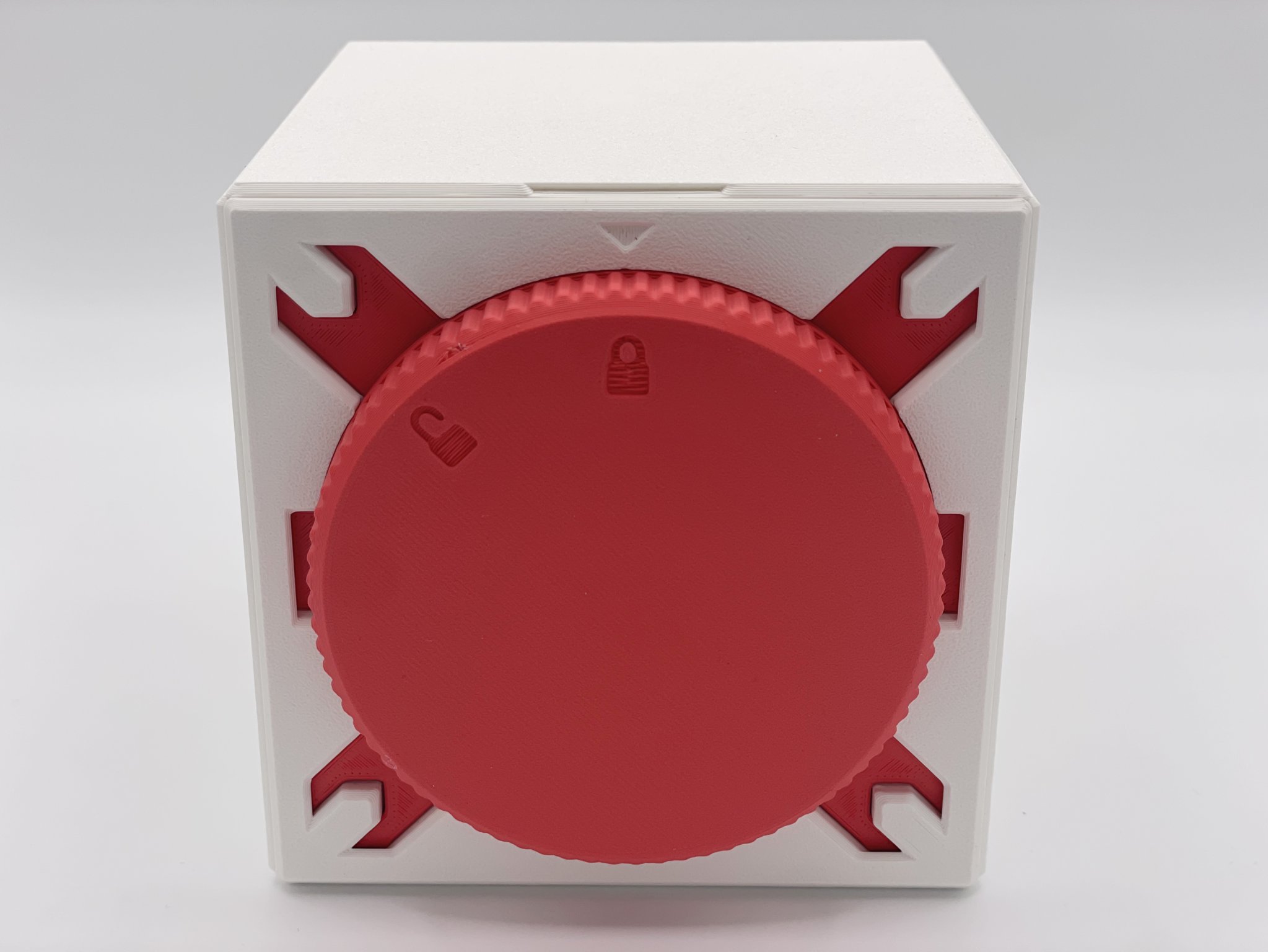 Hộp đựng bài MTG Commander v4 với cơ chế khóa xoay