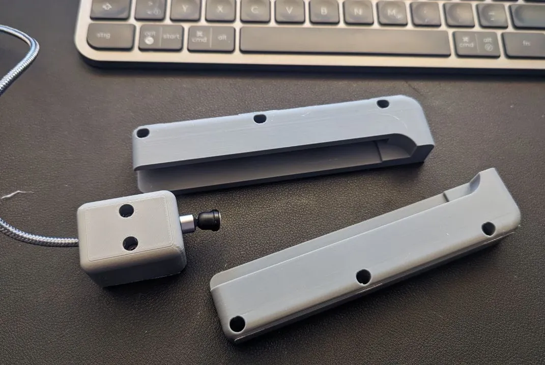 Giá đỡ bàn phím Logitech MX Keys dưới mặt bàn