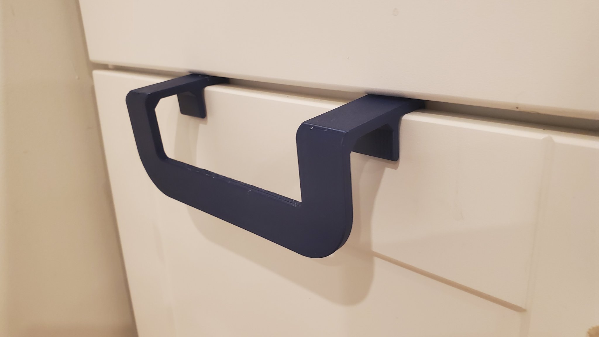 Giá treo khăn vải treo trên cửa