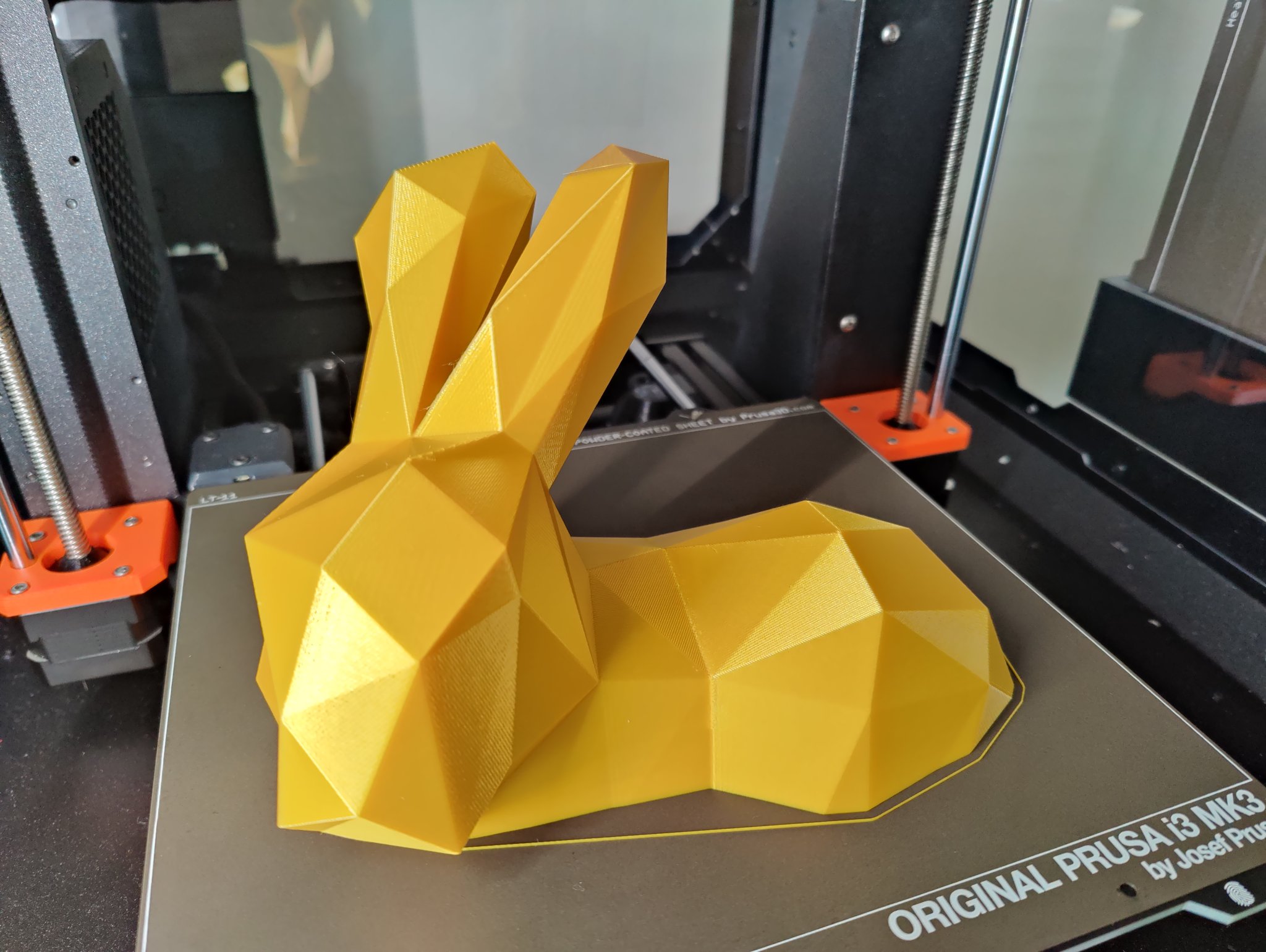 Hộp quà thỏ phong cách low poly cho lễ Phục Sinh