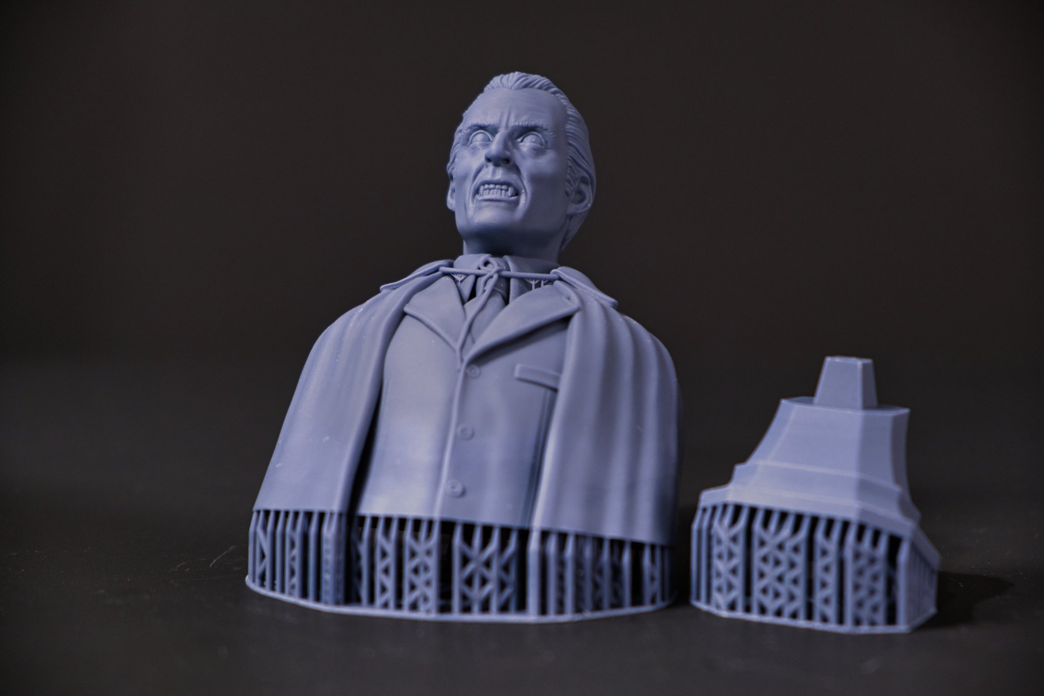 Tượng bán thân Count Dracula của Christopher Lee