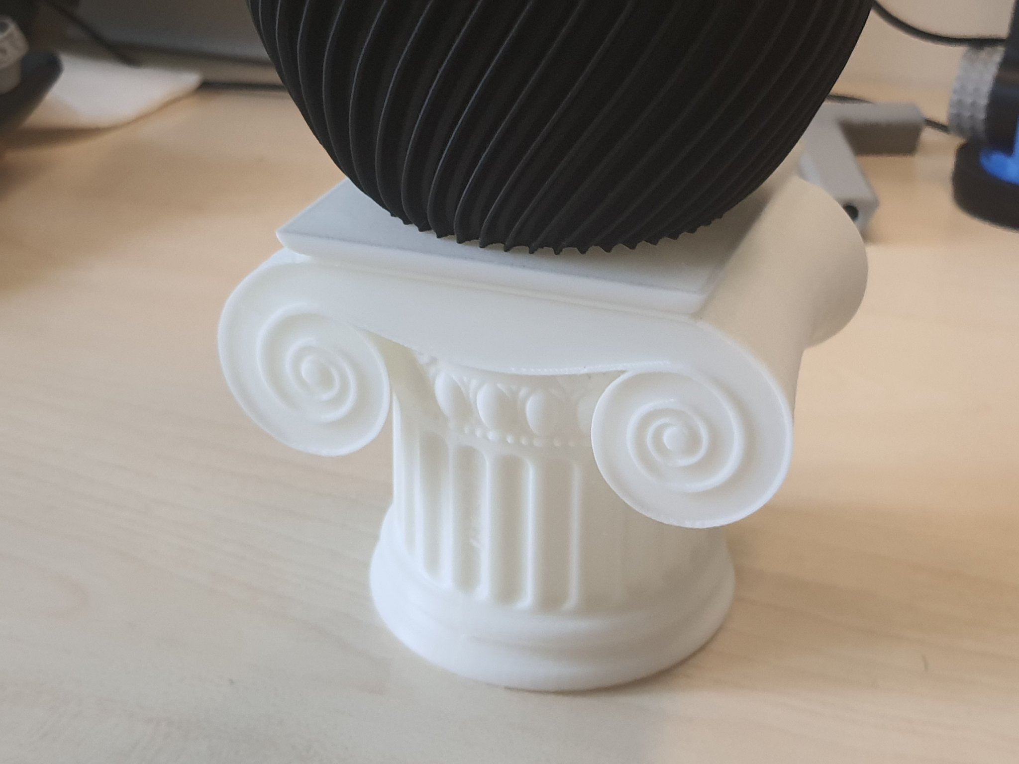 Cột Ionic với ngăn ẩn cho trang trí nội thất