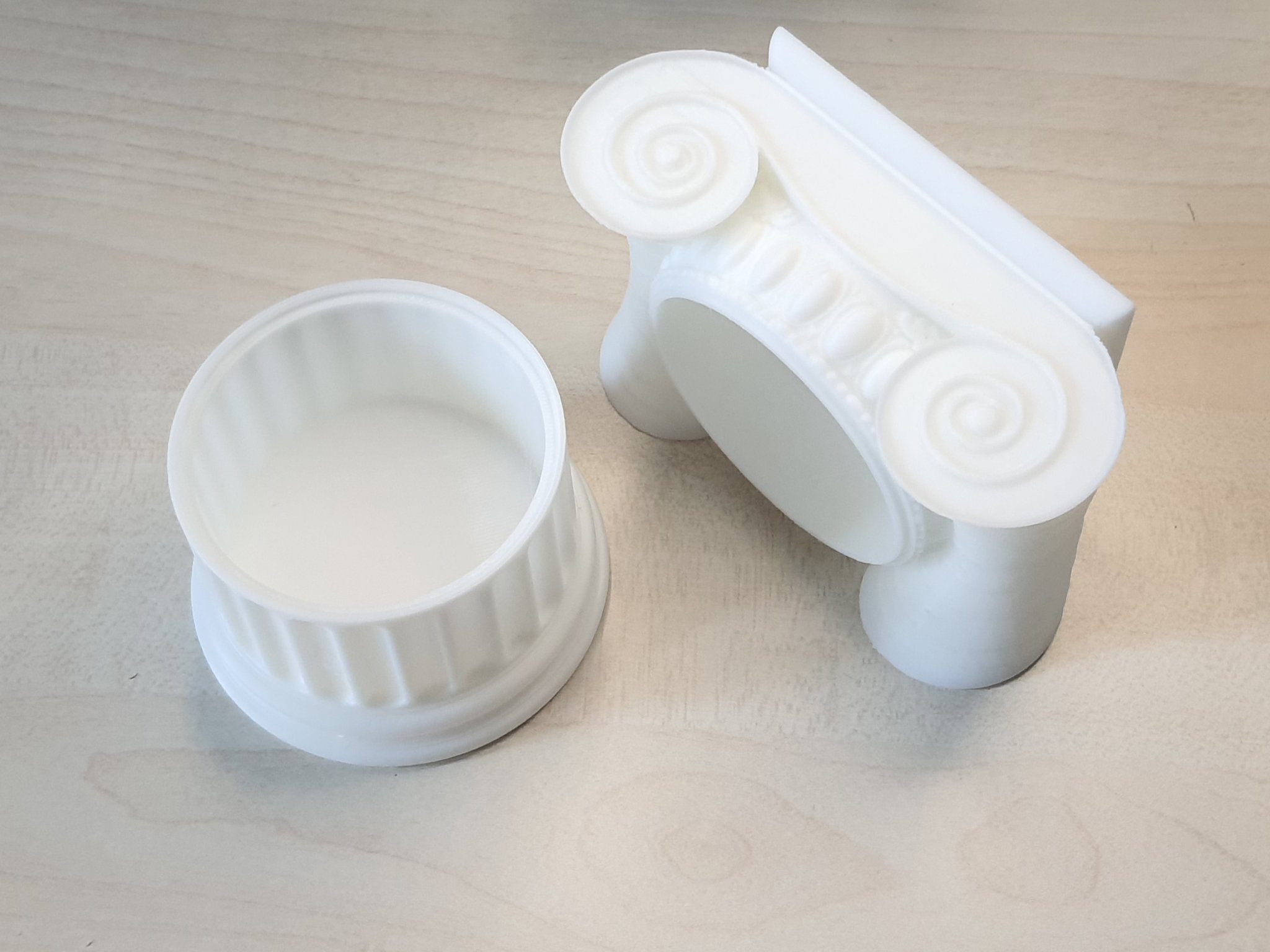 Cột Ionic với ngăn ẩn cho trang trí nội thất