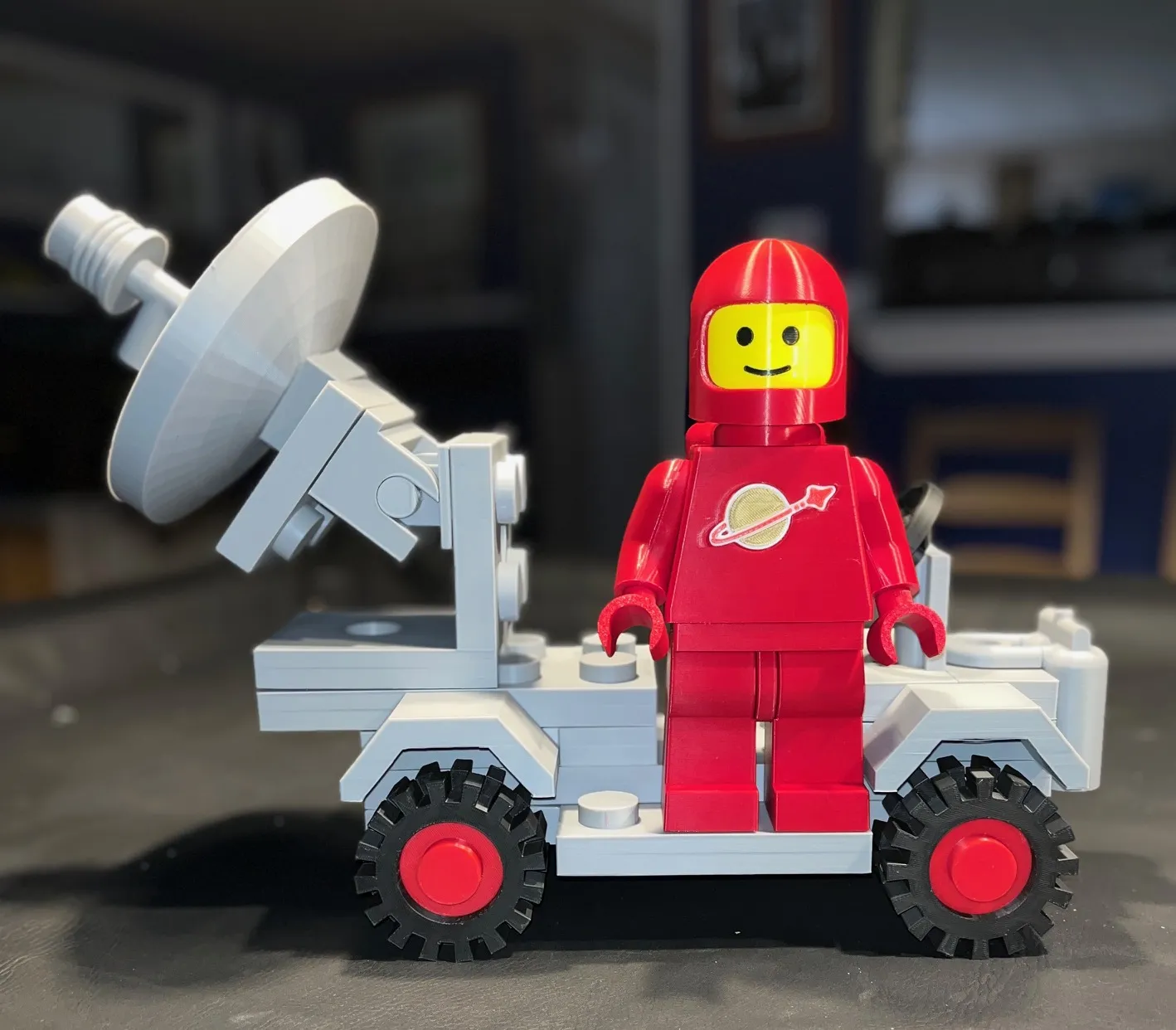 Xe tải radar không gian cổ điển kích thước khổng lồ