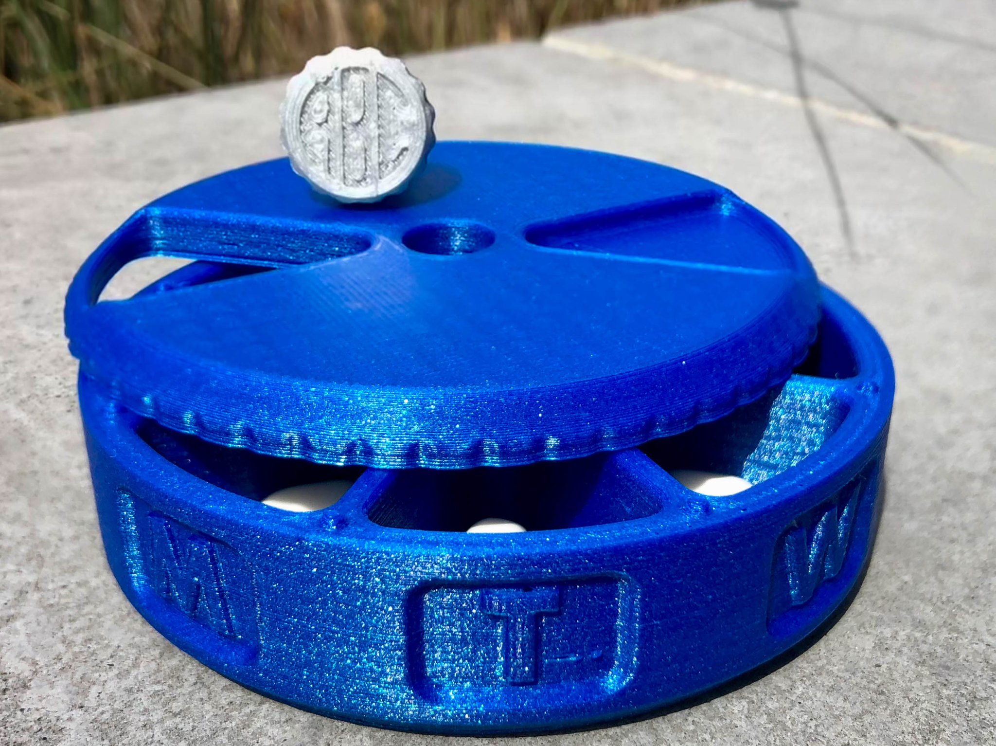 Hộp đựng thuốc hàng tuần với khắc chữ cái cá nhân hóa