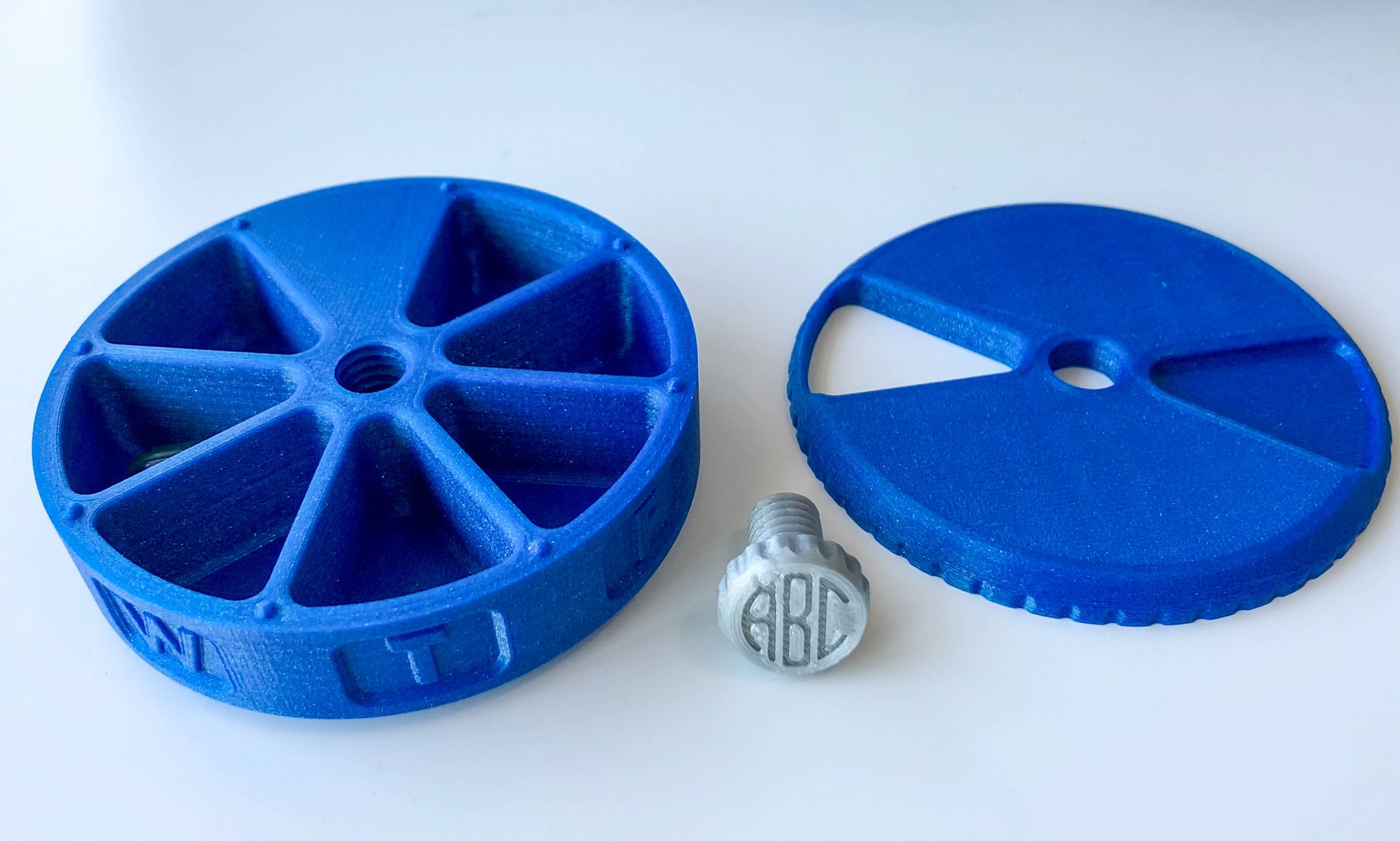 Hộp đựng thuốc hàng tuần với khắc chữ cái cá nhân hóa