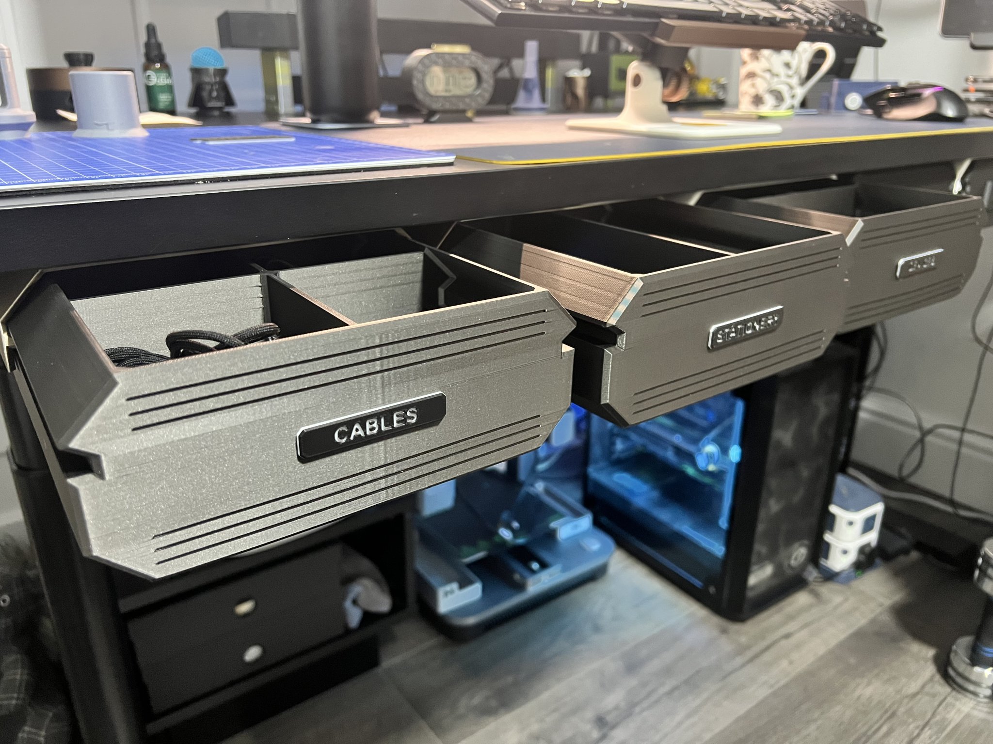 Ngăn kéo lớn dưới bàn với bốn tùy chọn nội thất