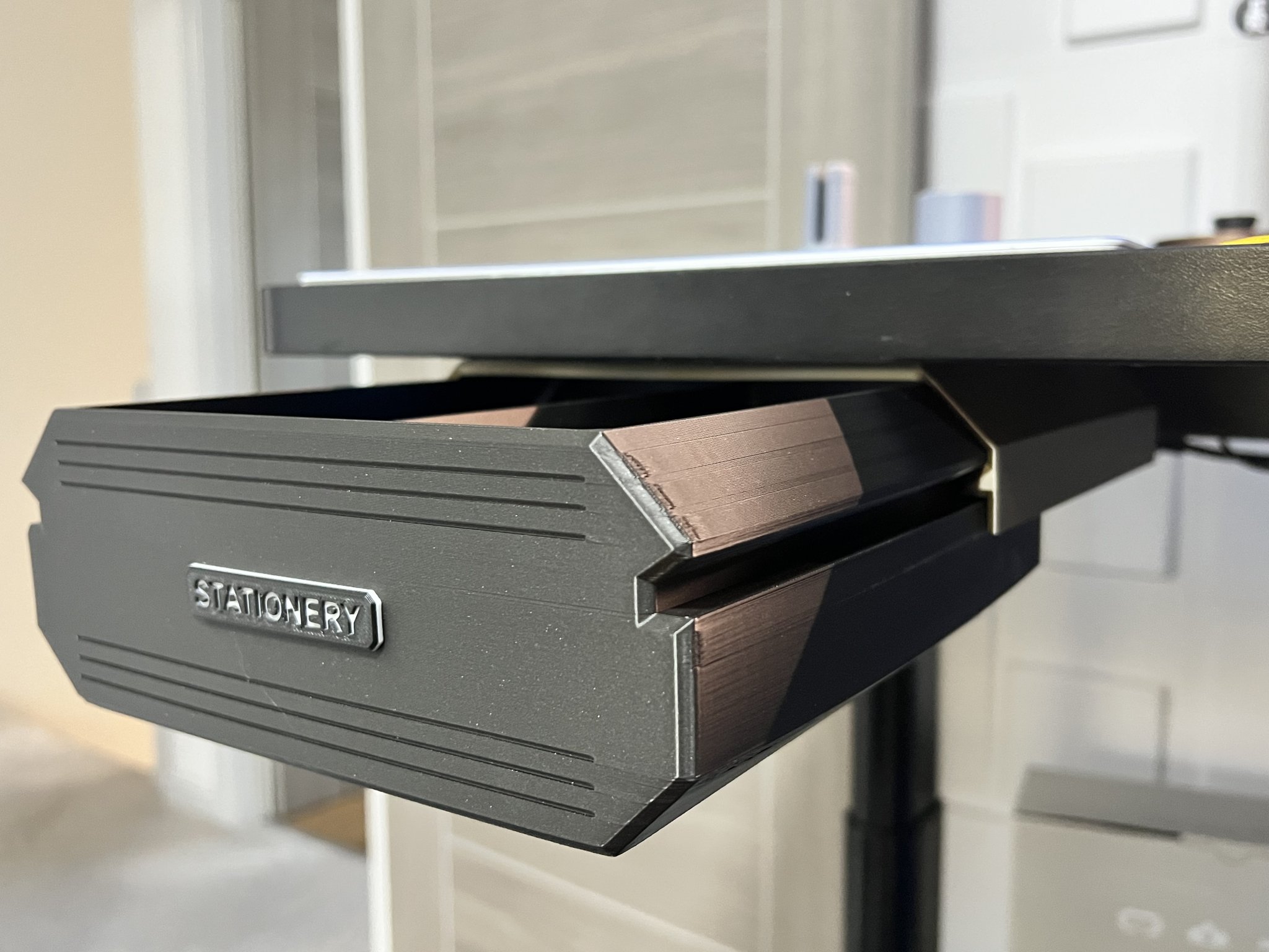 Ngăn kéo lớn dưới bàn với bốn tùy chọn nội thất