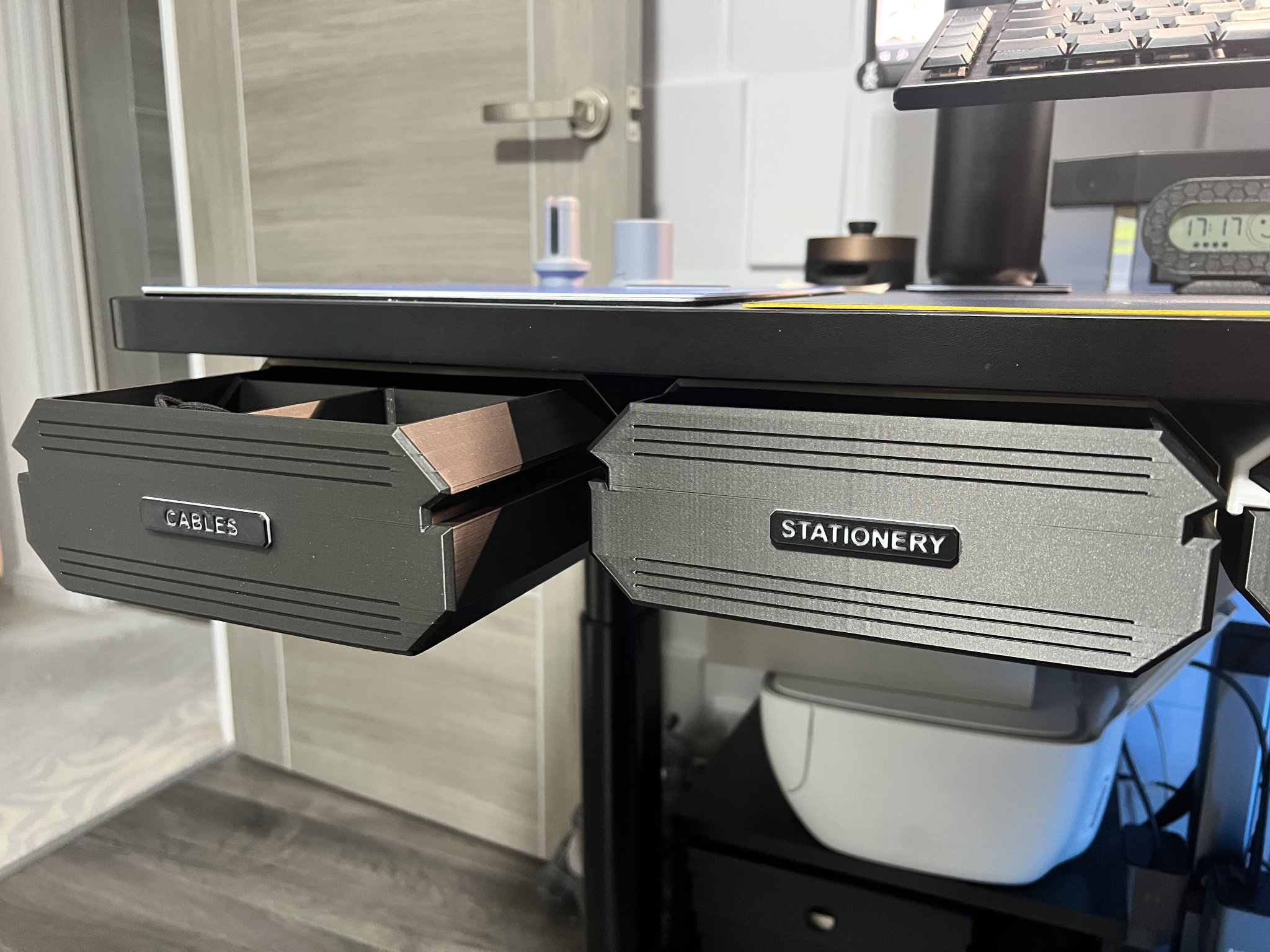 Ngăn kéo lớn dưới bàn với bốn tùy chọn nội thất