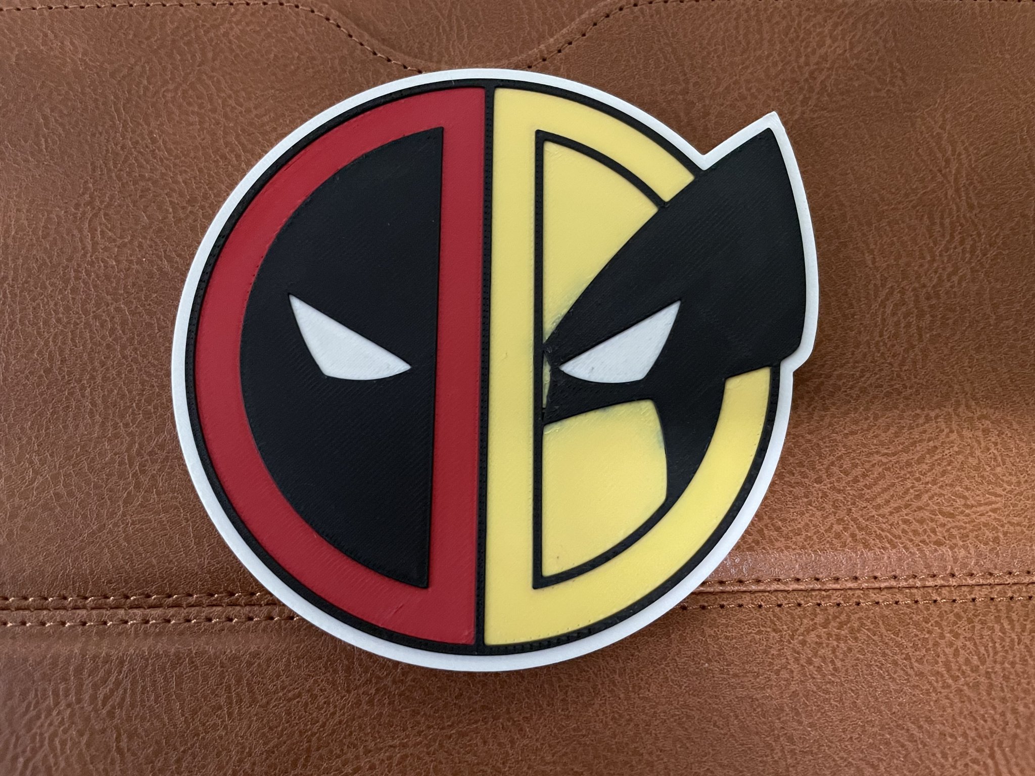 Giá đỡ ly Deadpool và Wolverine độc đáo