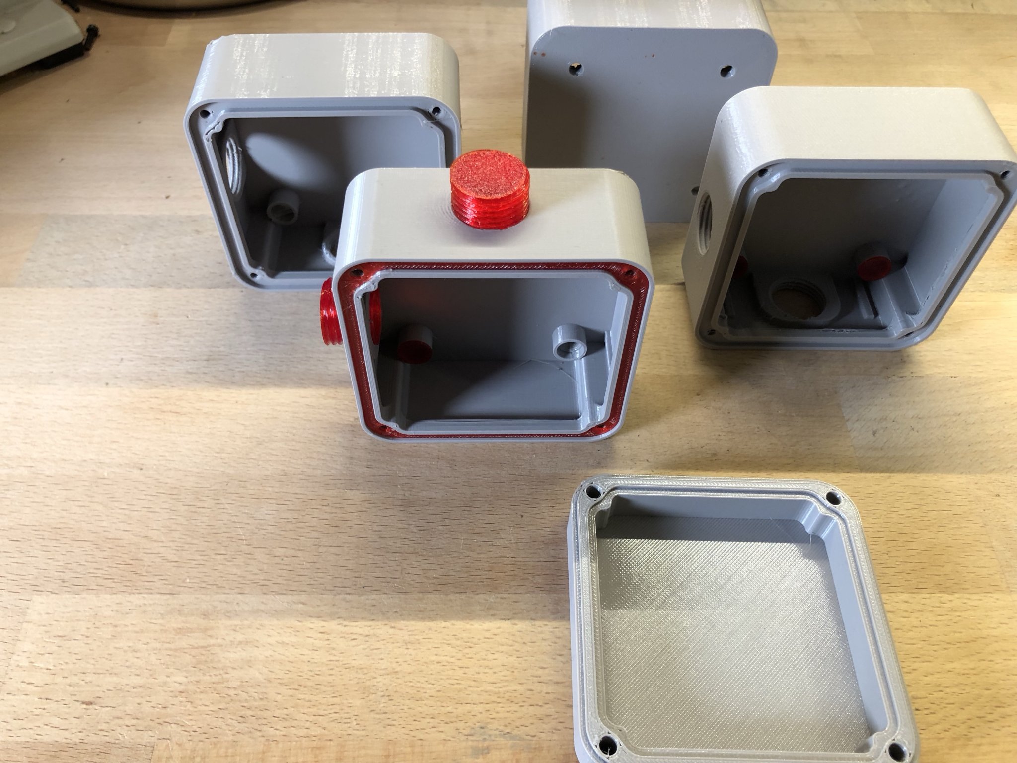 Hộp nối với gioăng in 3D cho cáp antenna và loa