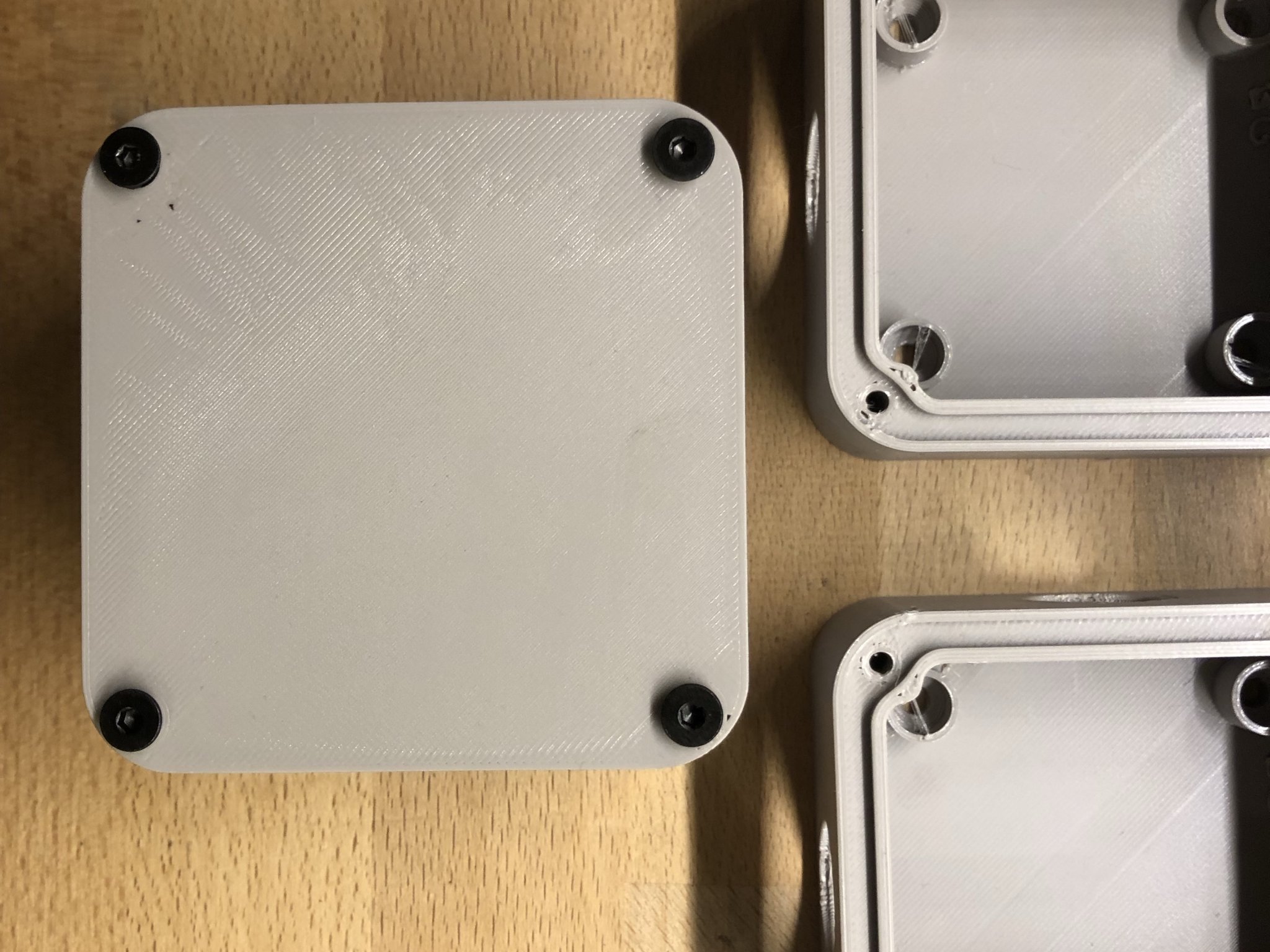 Hộp nối với gioăng in 3D cho cáp antenna và loa