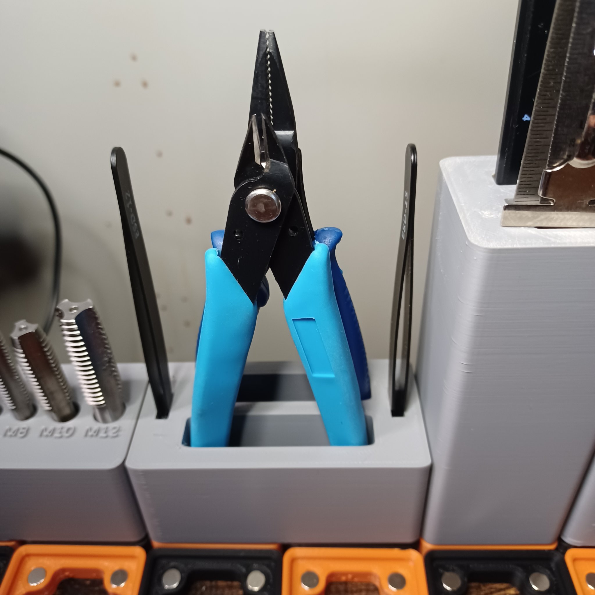 Giá đỡ kìm và nhíp Gridfinity 1x2x6U