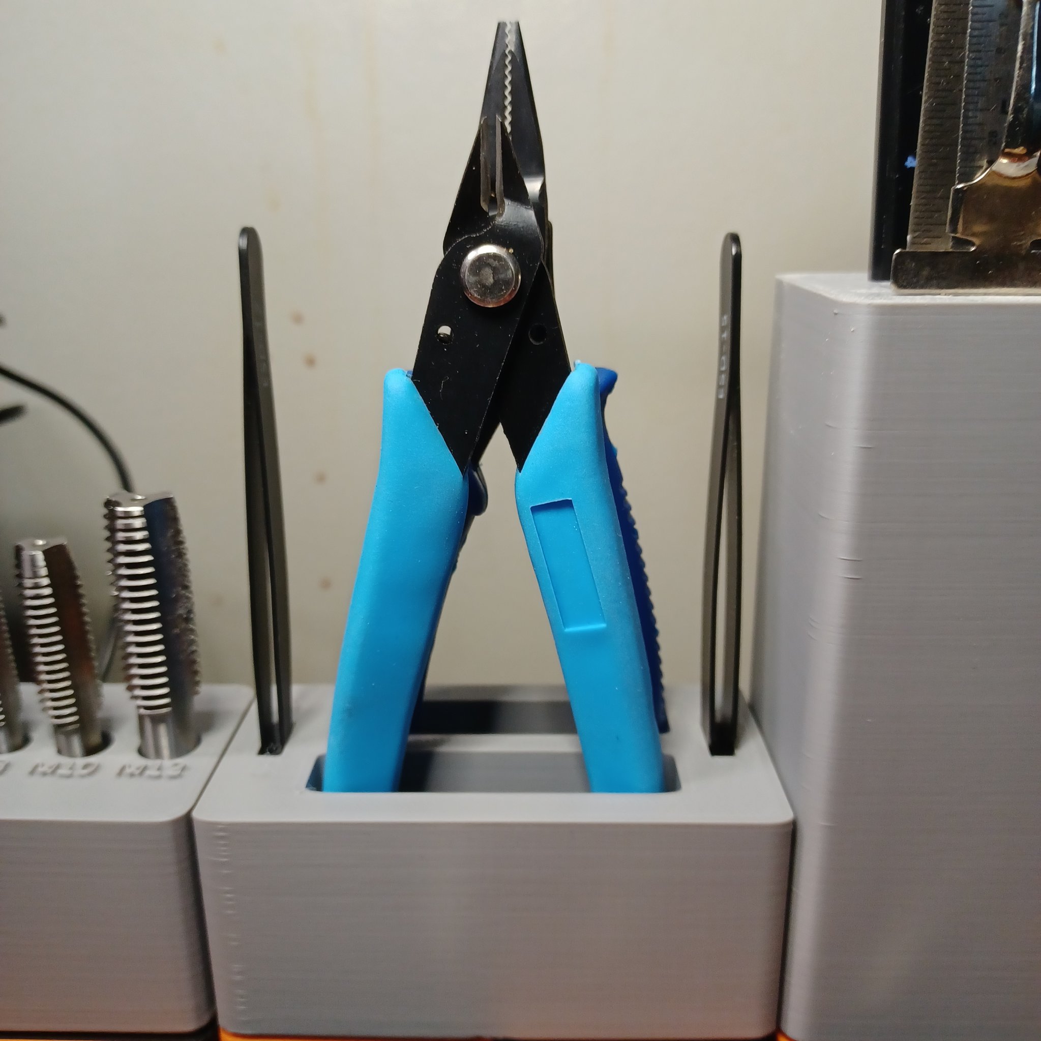 Giá đỡ kìm và nhíp Gridfinity 1x2x6U