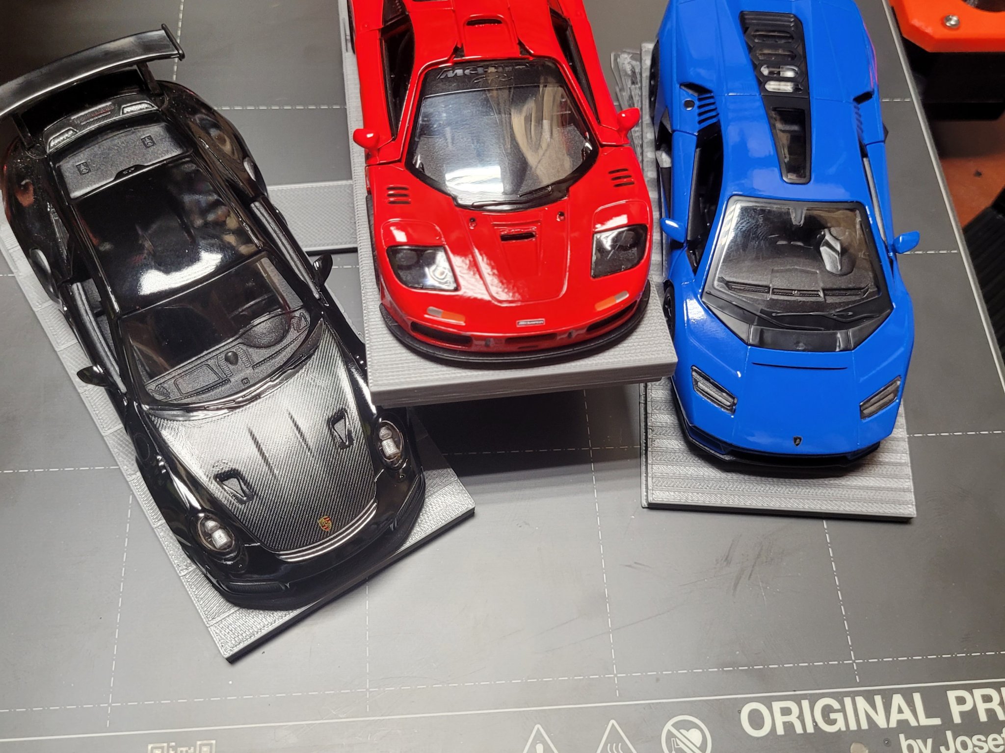 Giá đỡ xe mô hình ba chiều với góc nghiêng