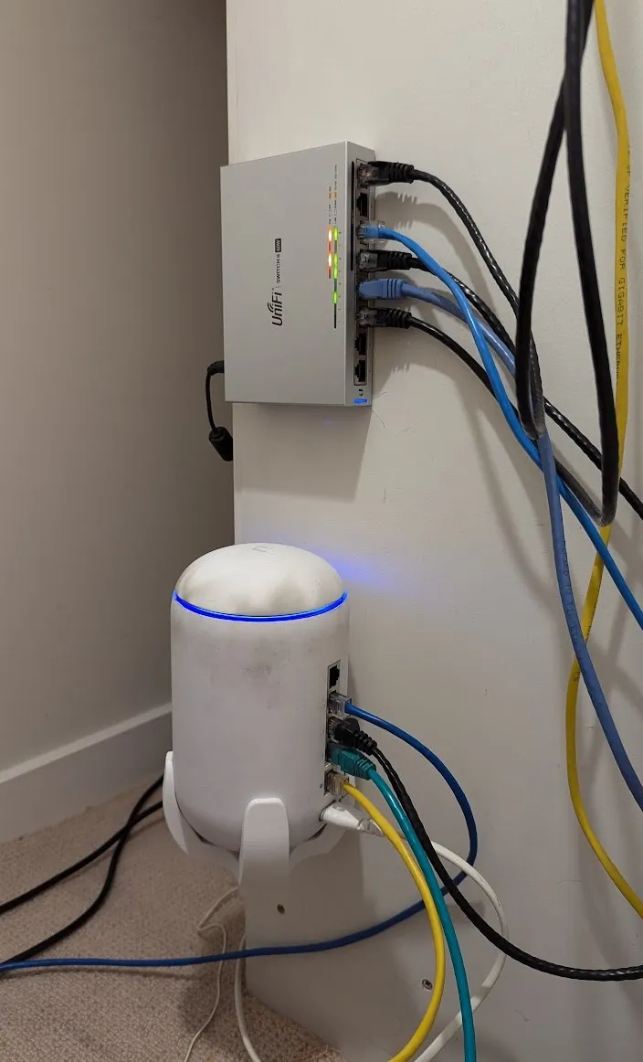 Giá đỡ tường cho Ubiquiti UniFi Dream Machine