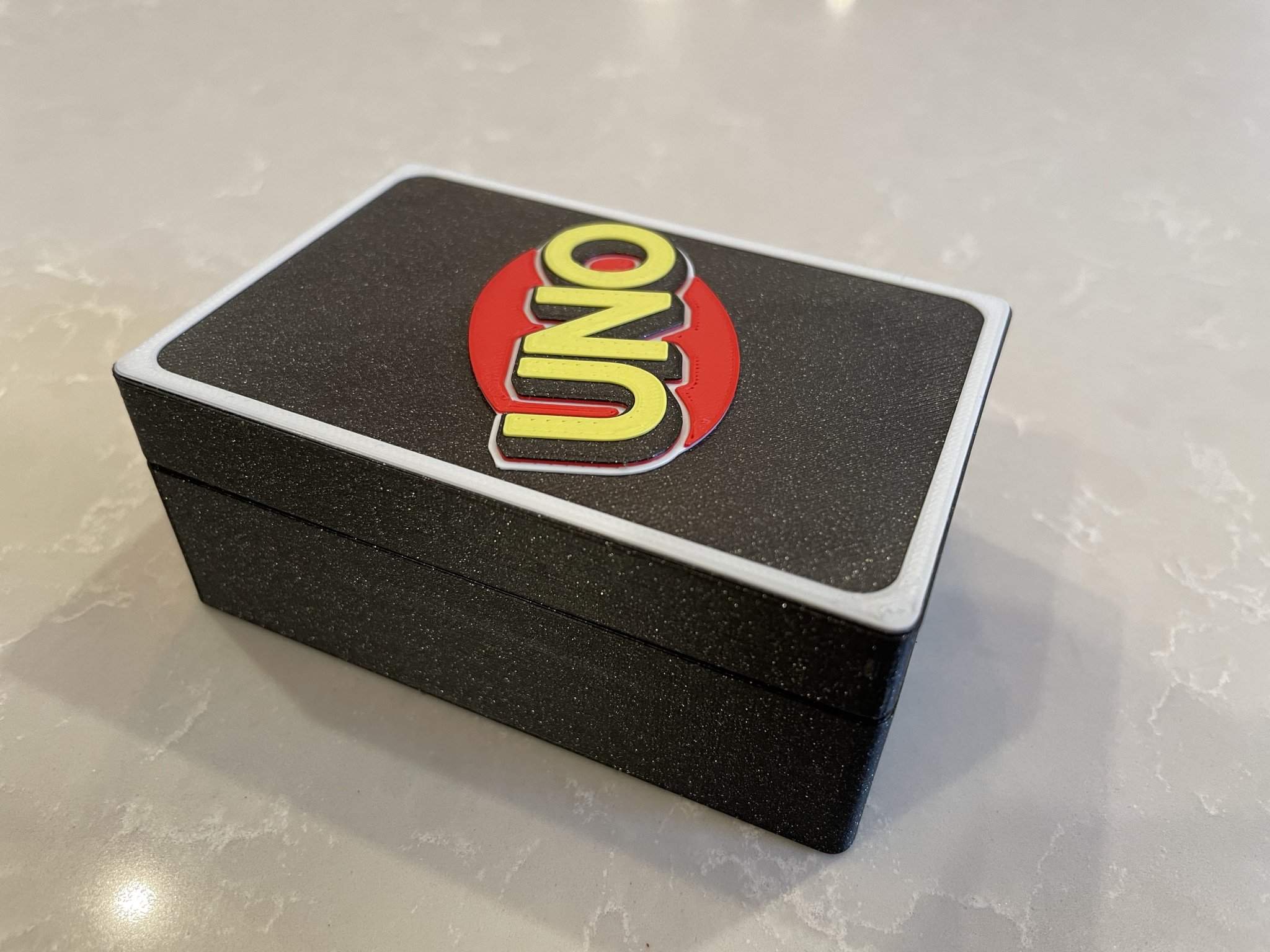 Hộp đựng bài Uno với thiết kế thay đổi màu sắc