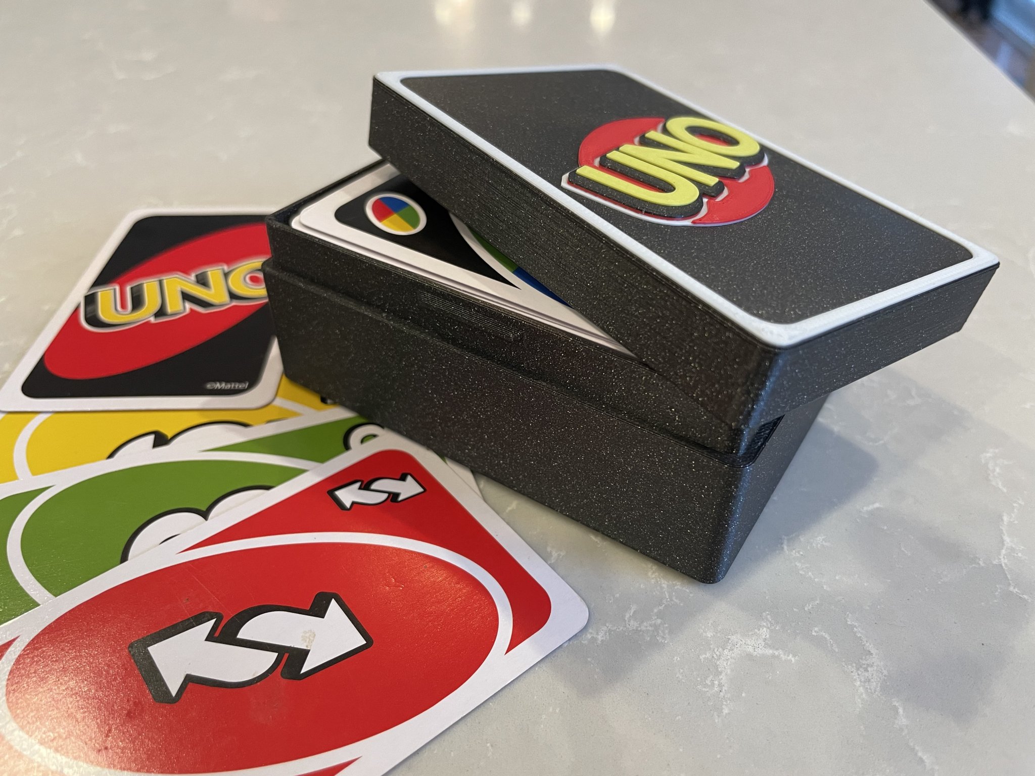 Hộp đựng bài Uno với thiết kế thay đổi màu sắc