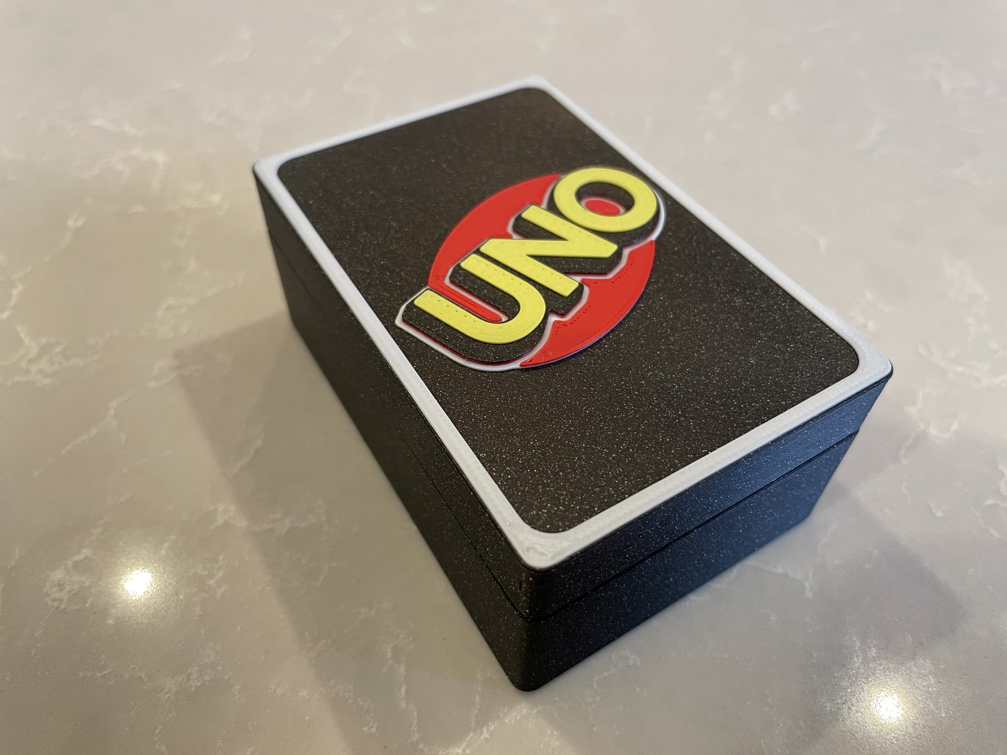 Hộp đựng bài Uno với thiết kế thay đổi màu sắc