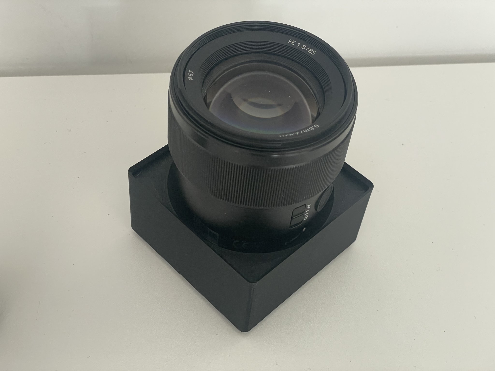 Hộp chứa ống kính Sony e-Mount với nắp ống kính tháo rời