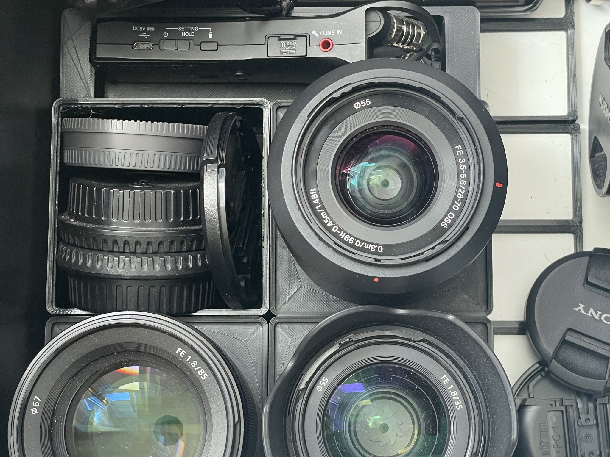 Hộp chứa ống kính Sony e-Mount với nắp ống kính tháo rời