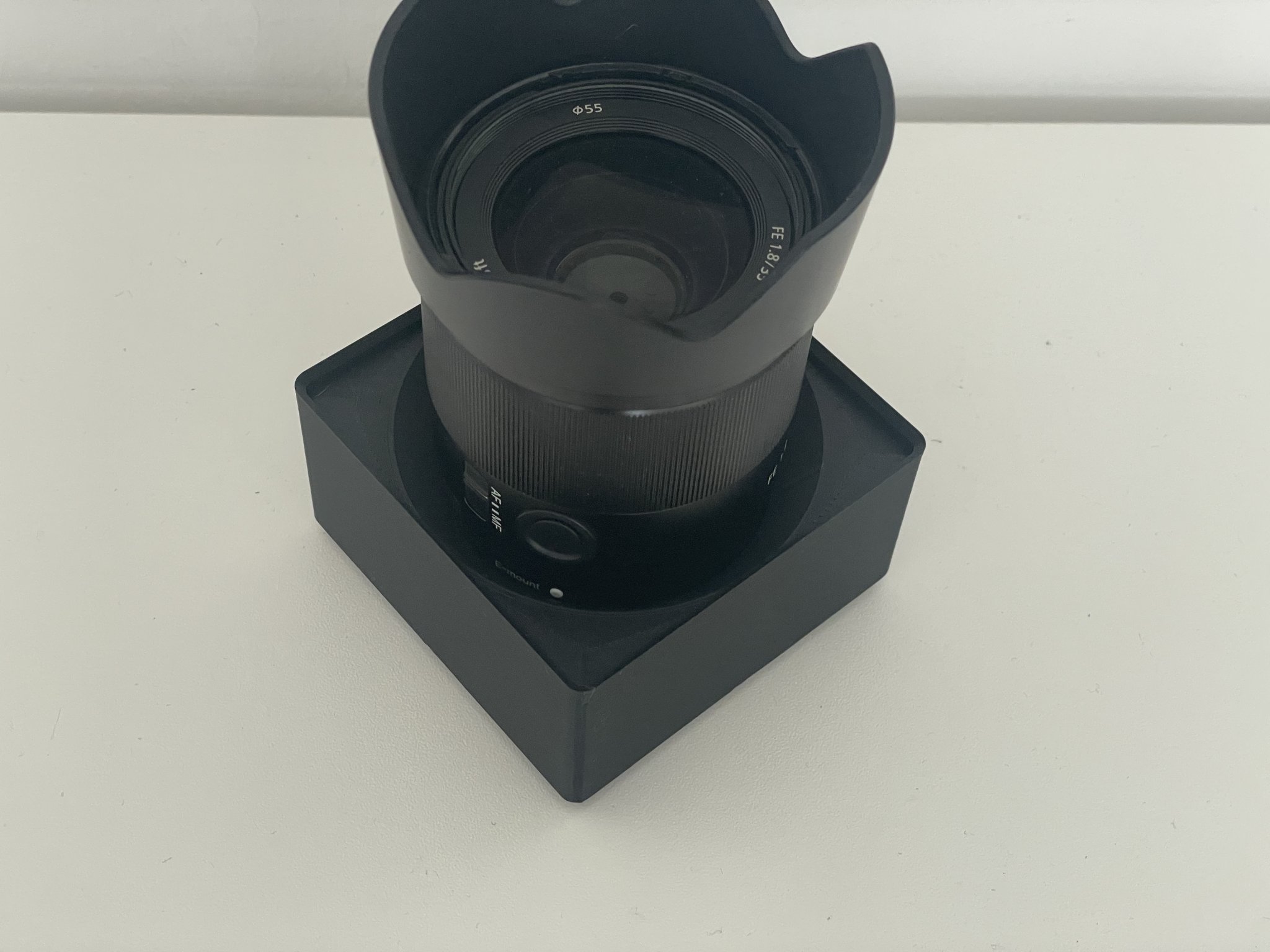Hộp chứa ống kính Sony e-Mount với nắp ống kính tháo rời