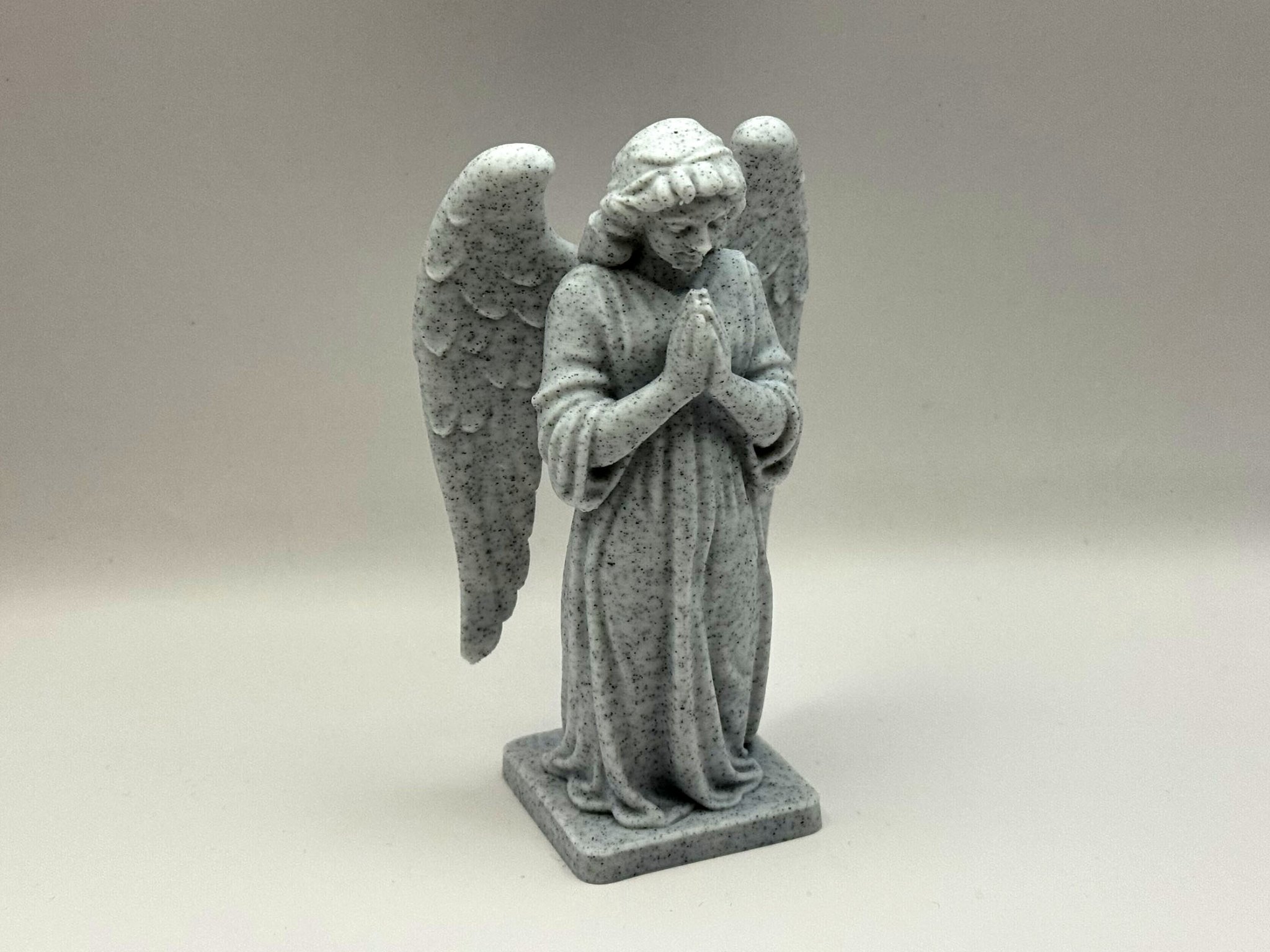 Tượng thiên thần cầu nguyện thanh thoát