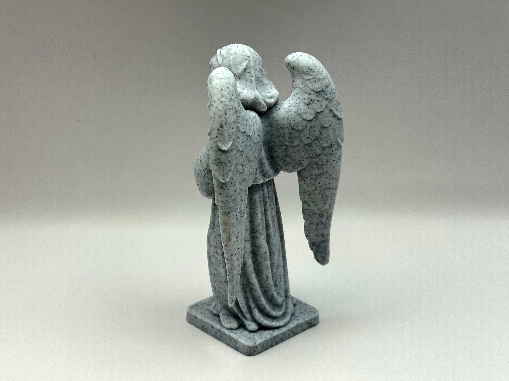 Tượng thiên thần cầu nguyện thanh thoát