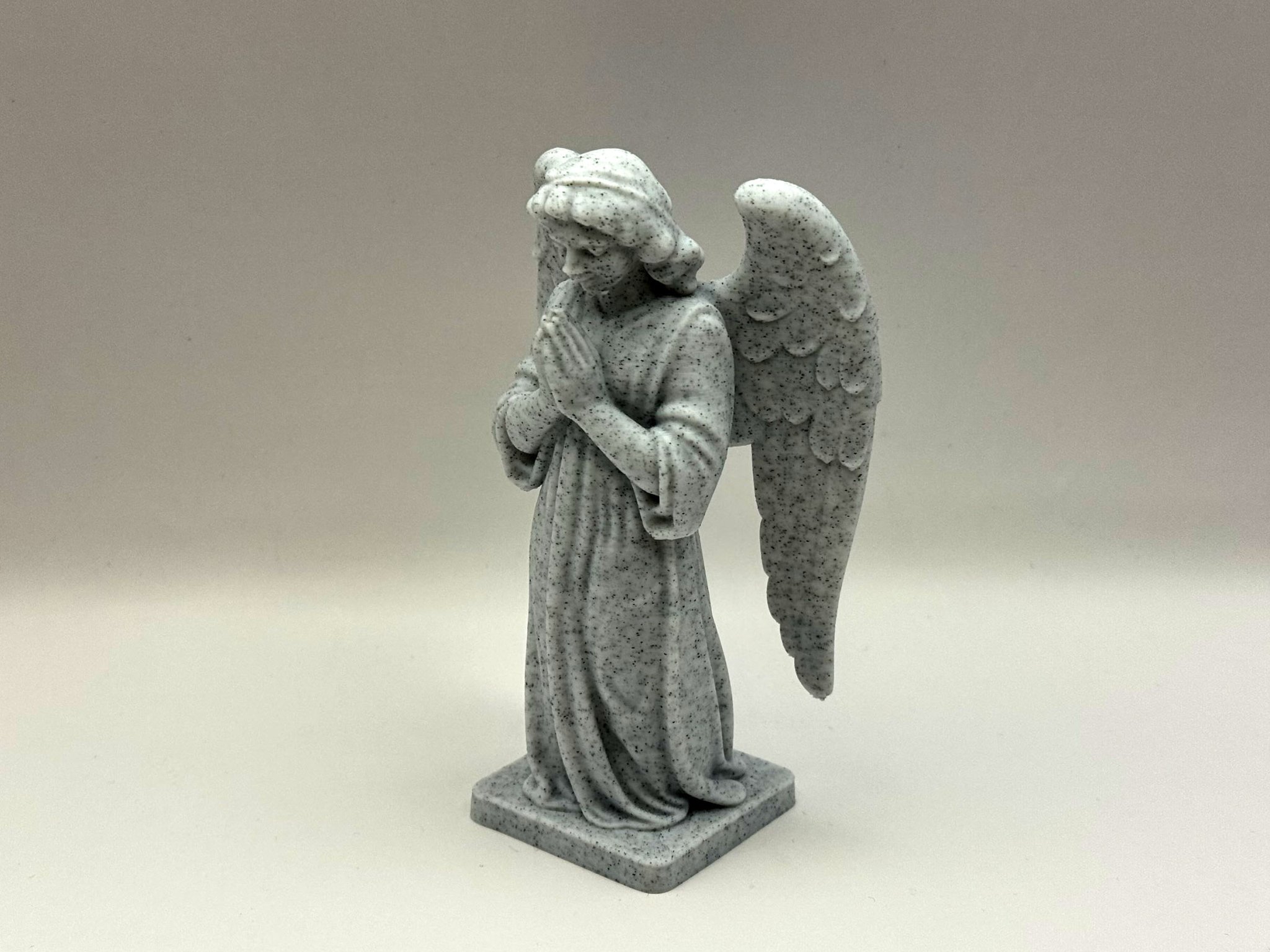 Tượng thiên thần cầu nguyện thanh thoát