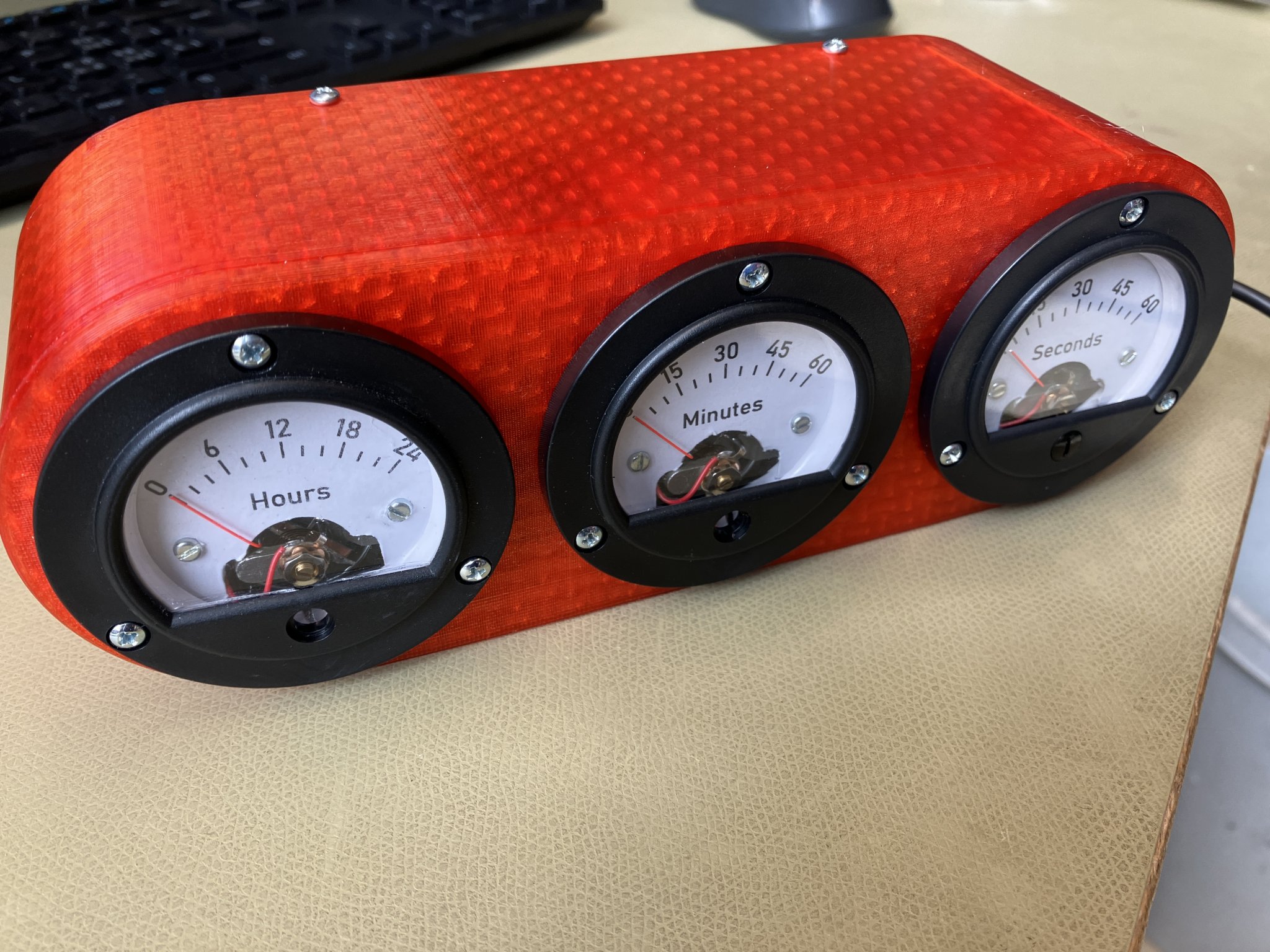 Đồng hồ analog kiểu retro với 3 đồng hồ voltmeter