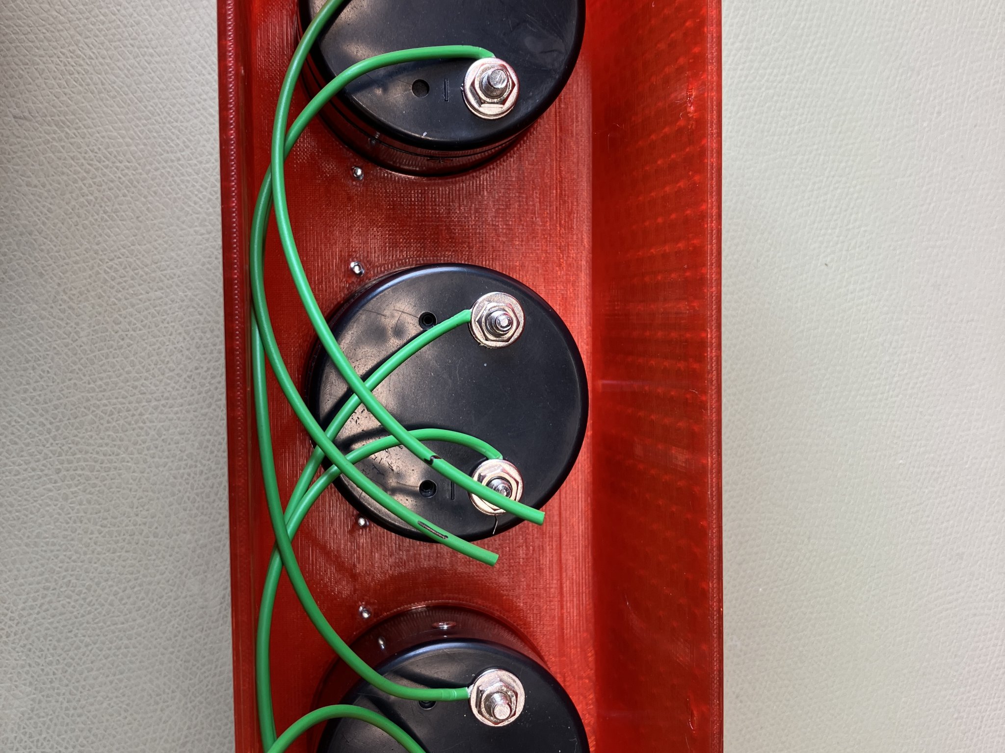 Đồng hồ analog kiểu retro với 3 đồng hồ voltmeter