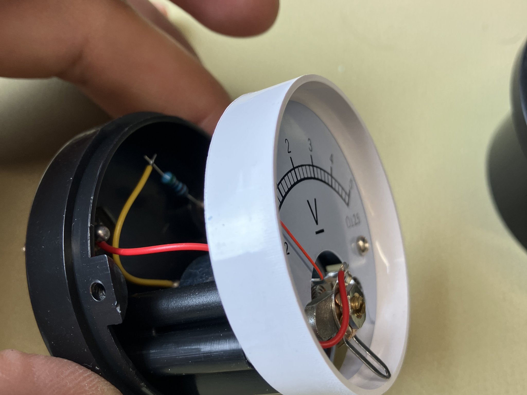 Đồng hồ analog kiểu retro với 3 đồng hồ voltmeter