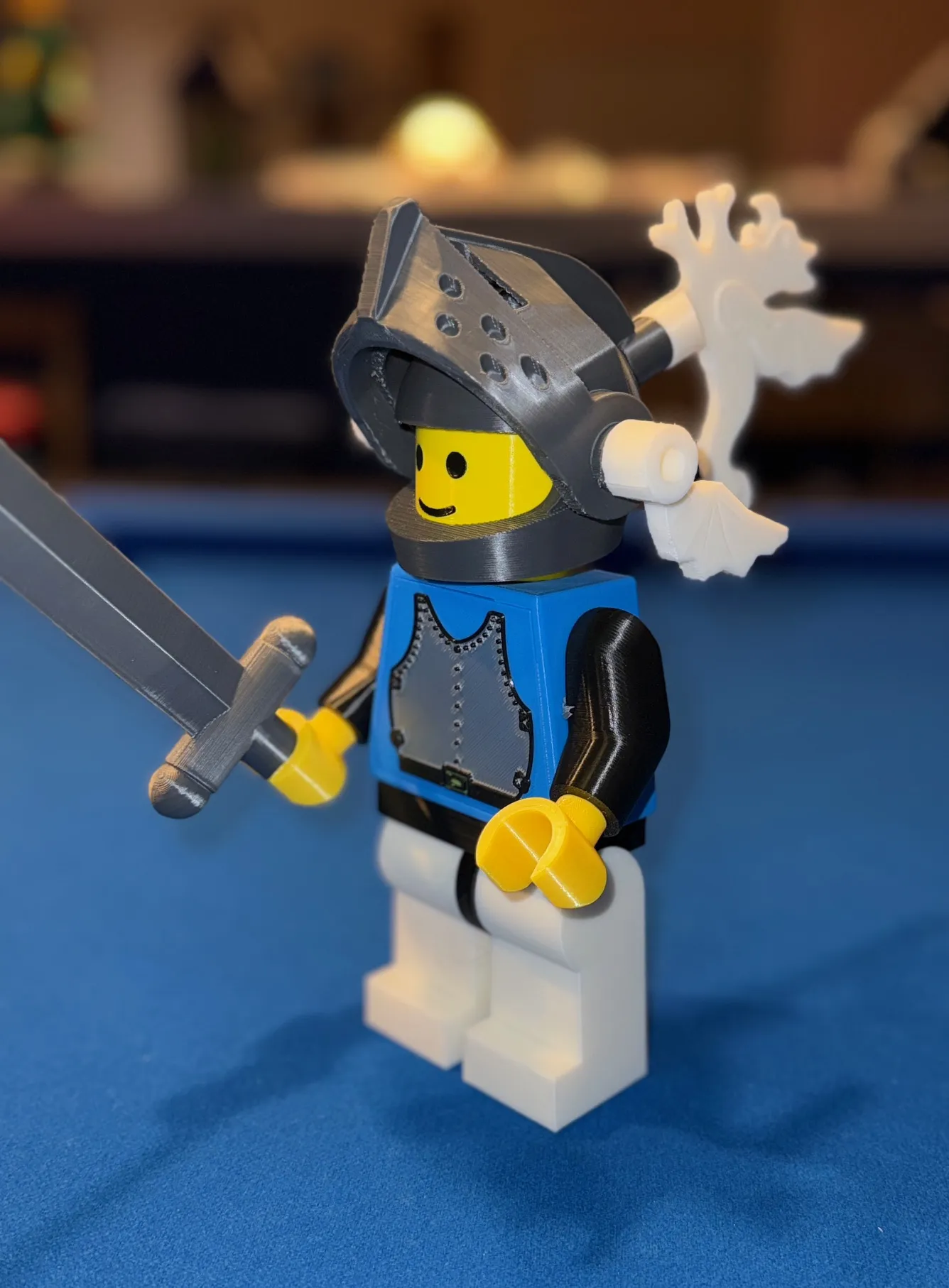 Hiệp sĩ trong bộ giáp gạch kích thước khổng lồ (tỷ lệ 5:1)