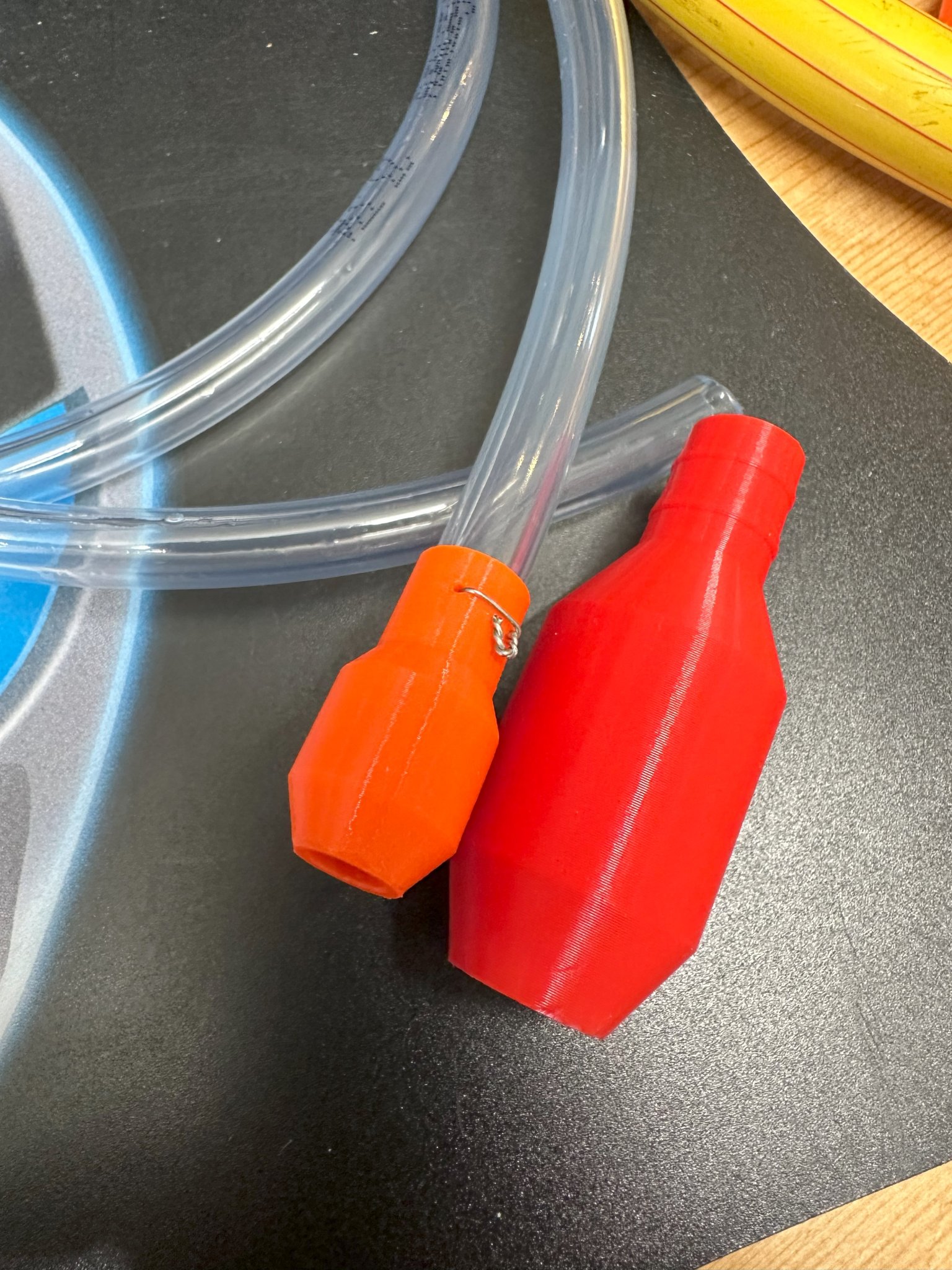 Bình siphon nhỏ gọn cho xe máy trong chuyến phiêu lưu