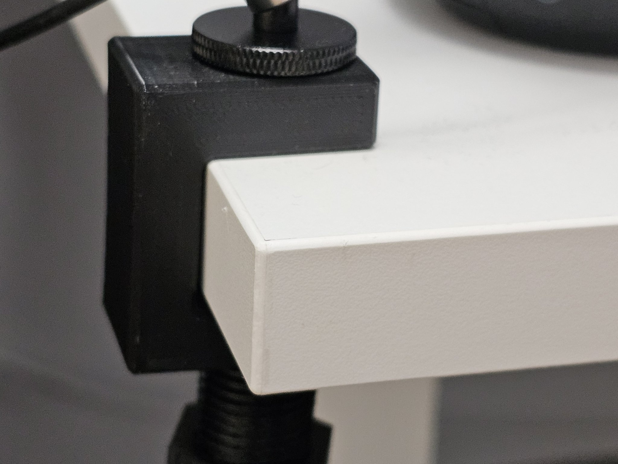 Kẹp bàn 25mm với lỗ ren 1/4" và đệm bảo vệ vít