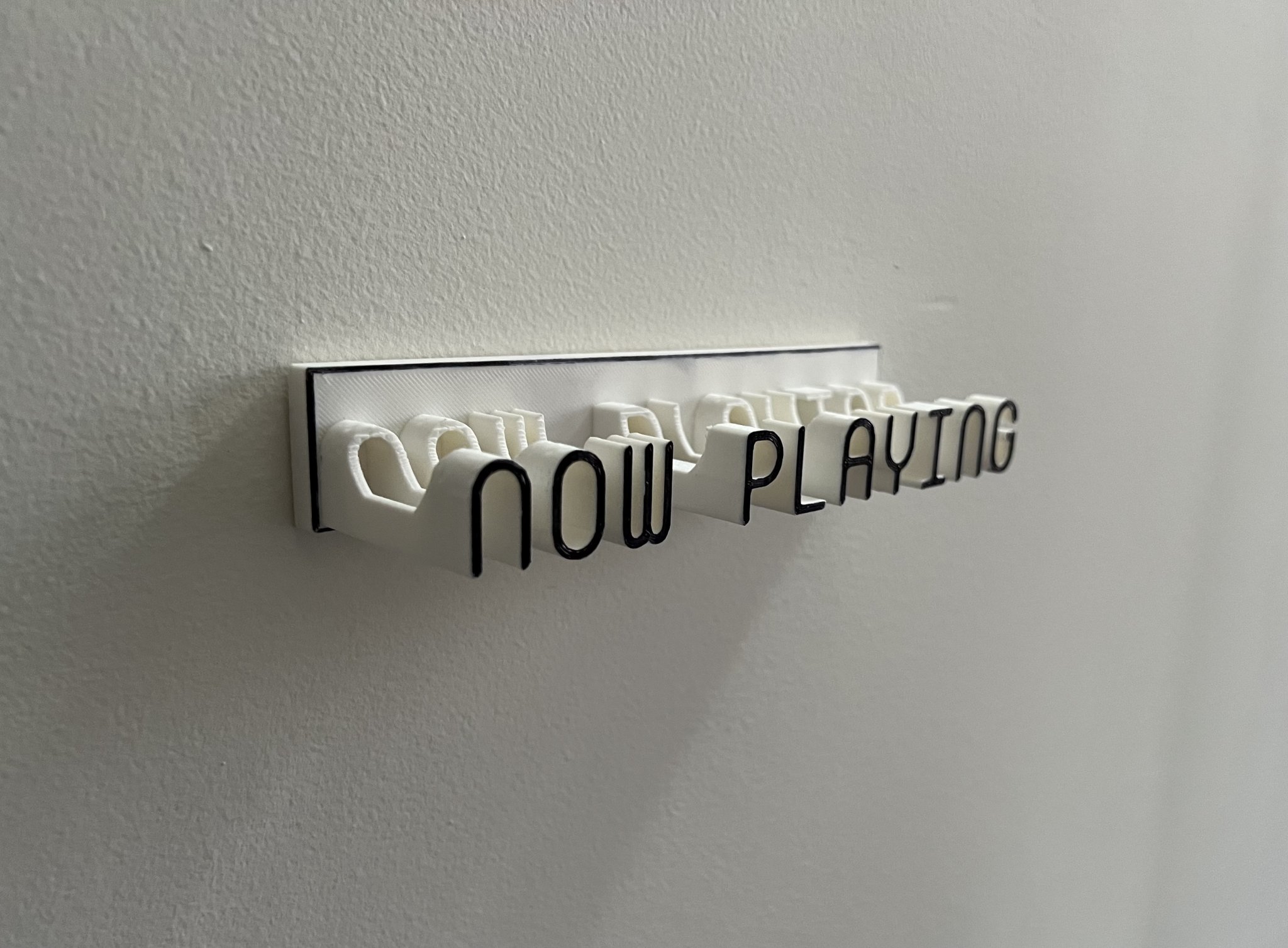 Giá đỡ đĩa nhạc treo tường trong khi phát nhạc