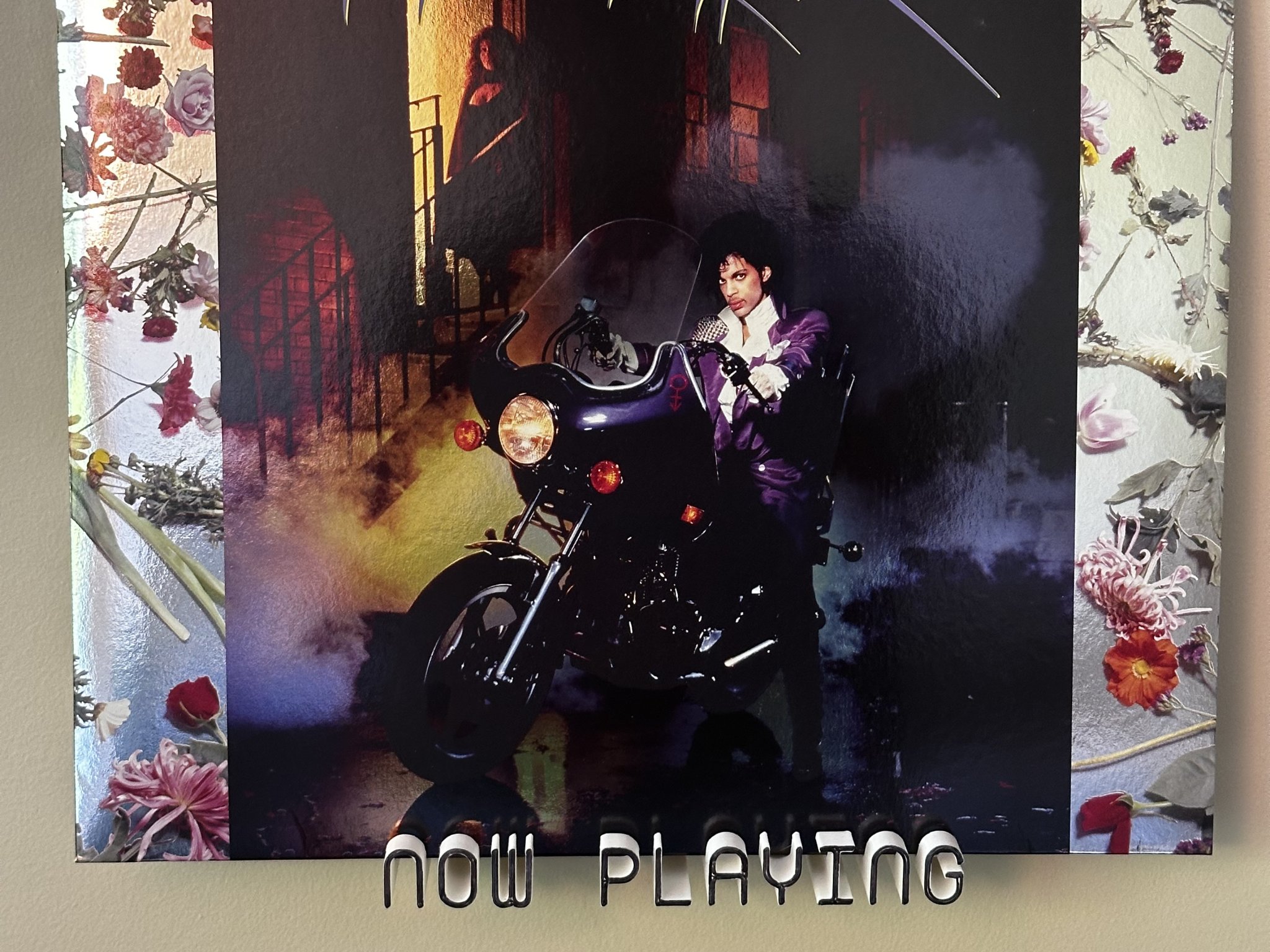 Giá đỡ đĩa nhạc treo tường trong khi phát nhạc