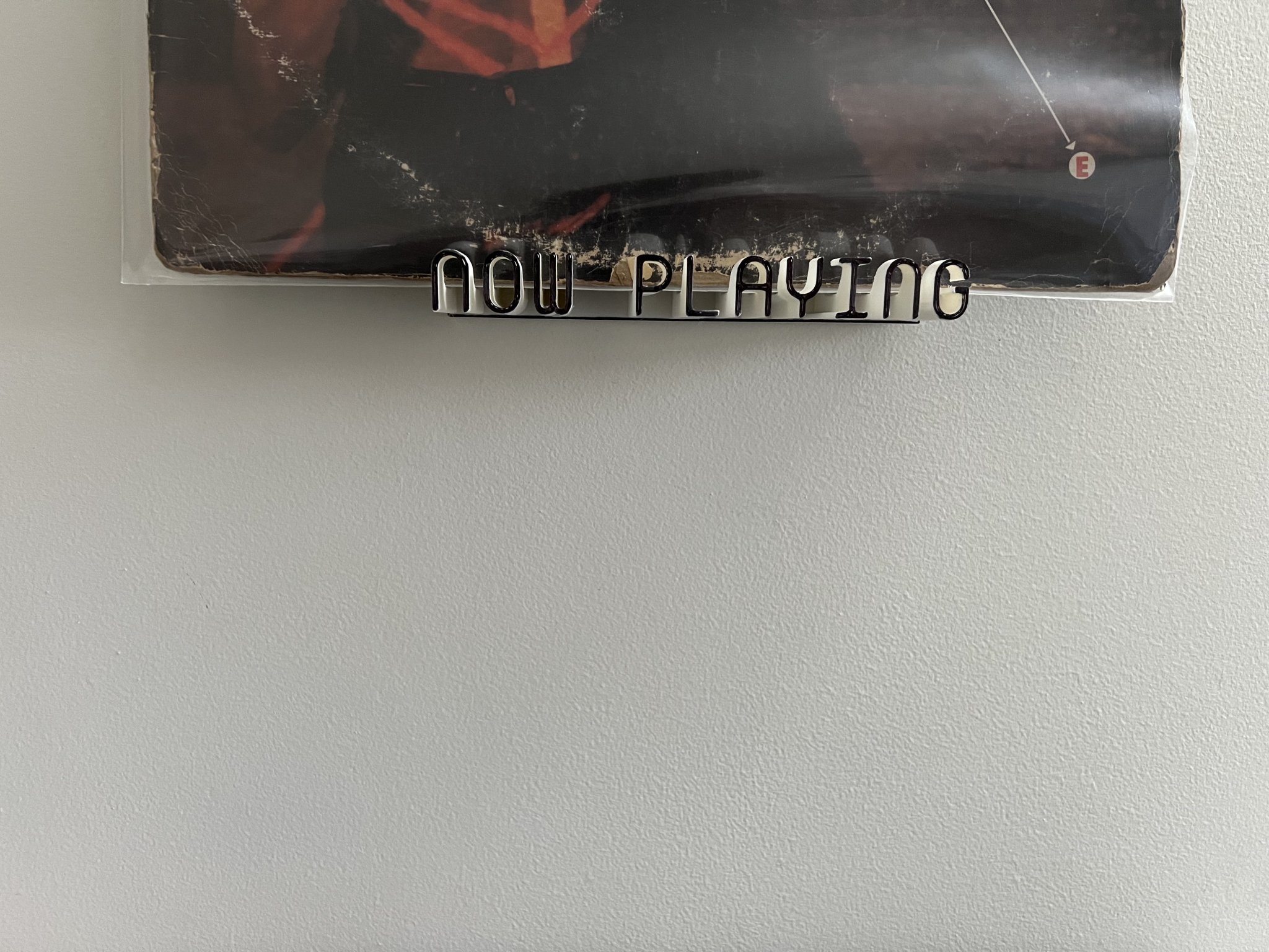 Giá đỡ đĩa nhạc treo tường trong khi phát nhạc