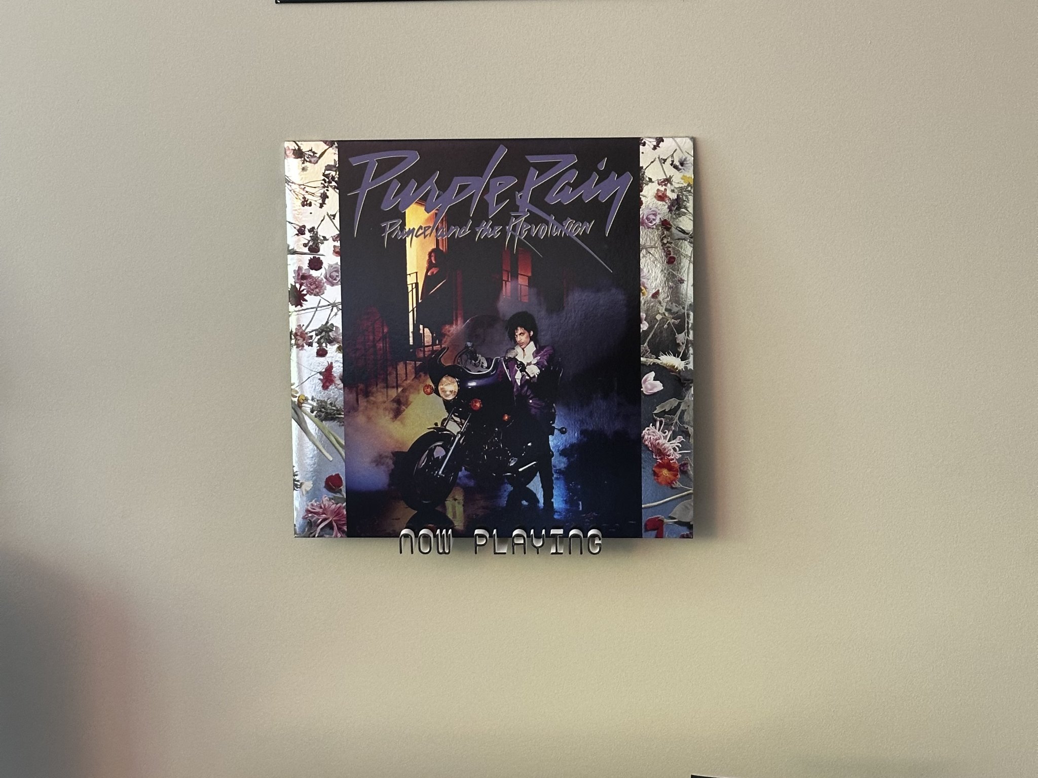 Giá đỡ đĩa nhạc treo tường trong khi phát nhạc