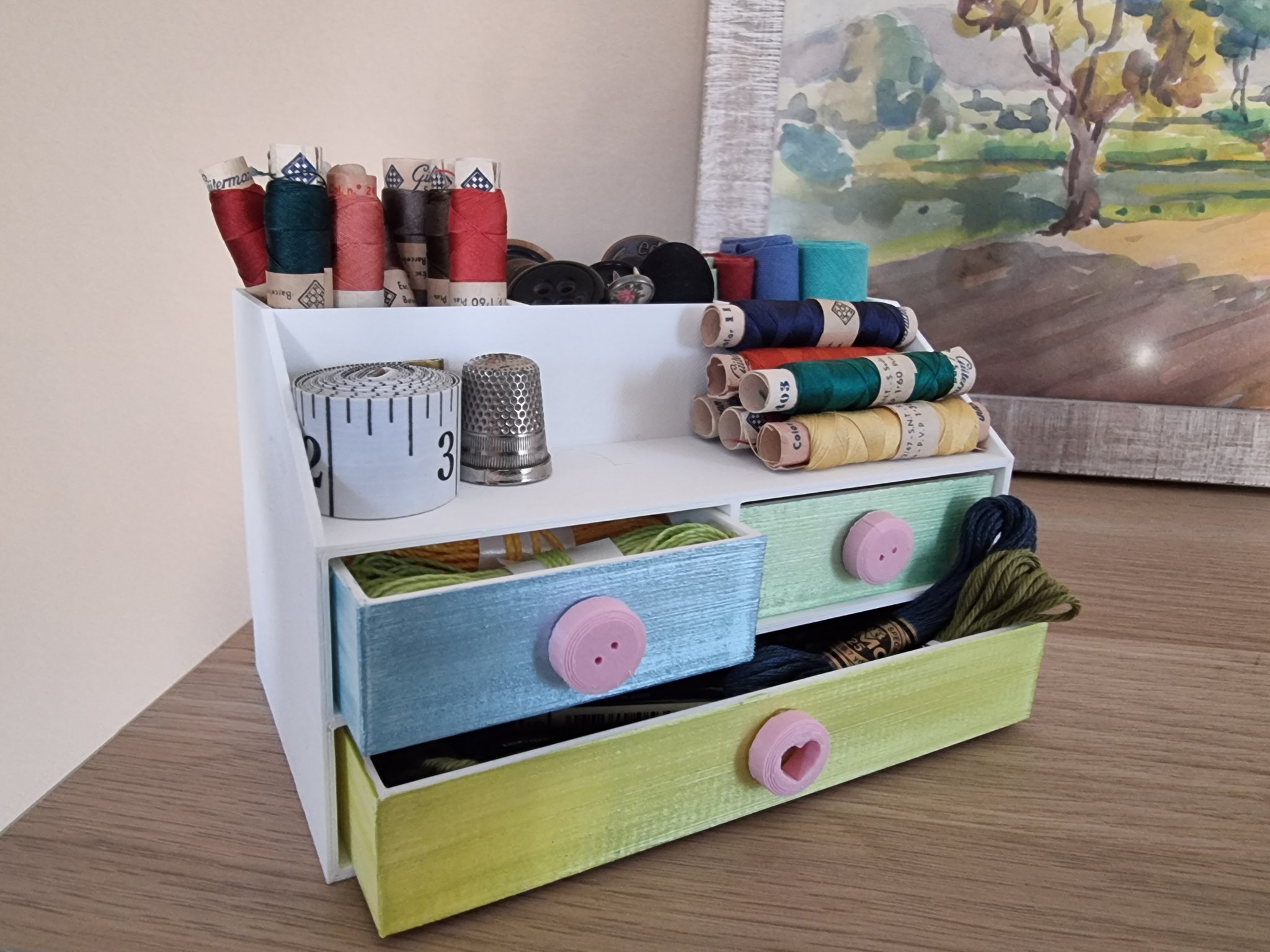 Hộp đựng kim chỉ chia thành ba phần tiện lợi cho việc in 3D