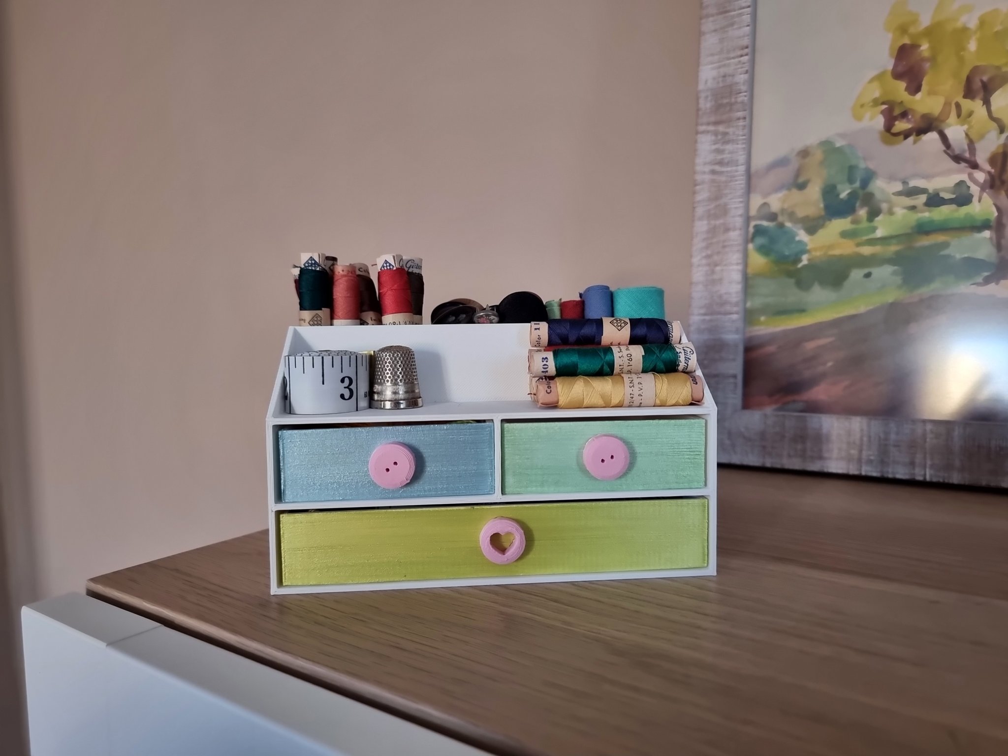 Hộp đựng kim chỉ chia thành ba phần tiện lợi cho việc in 3D