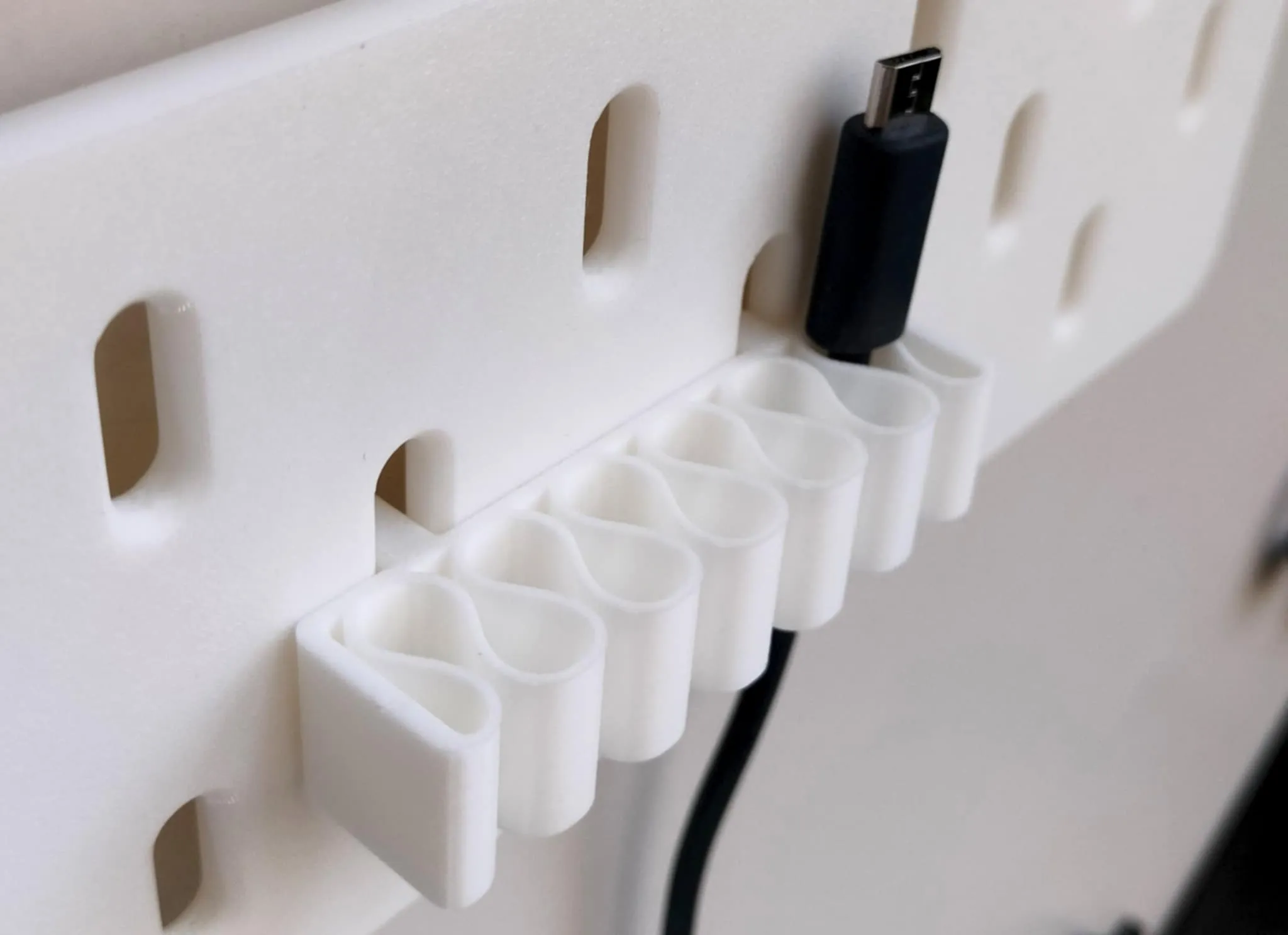 Giá đỡ cáp đa năng Skadis cho sạc và thiết bị khác