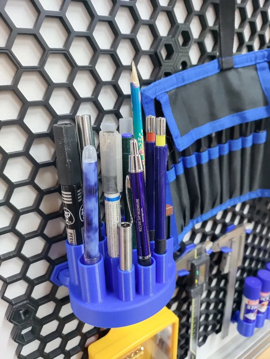 Giá đỡ bút thiết kế độc đáo cho tường tổ ong