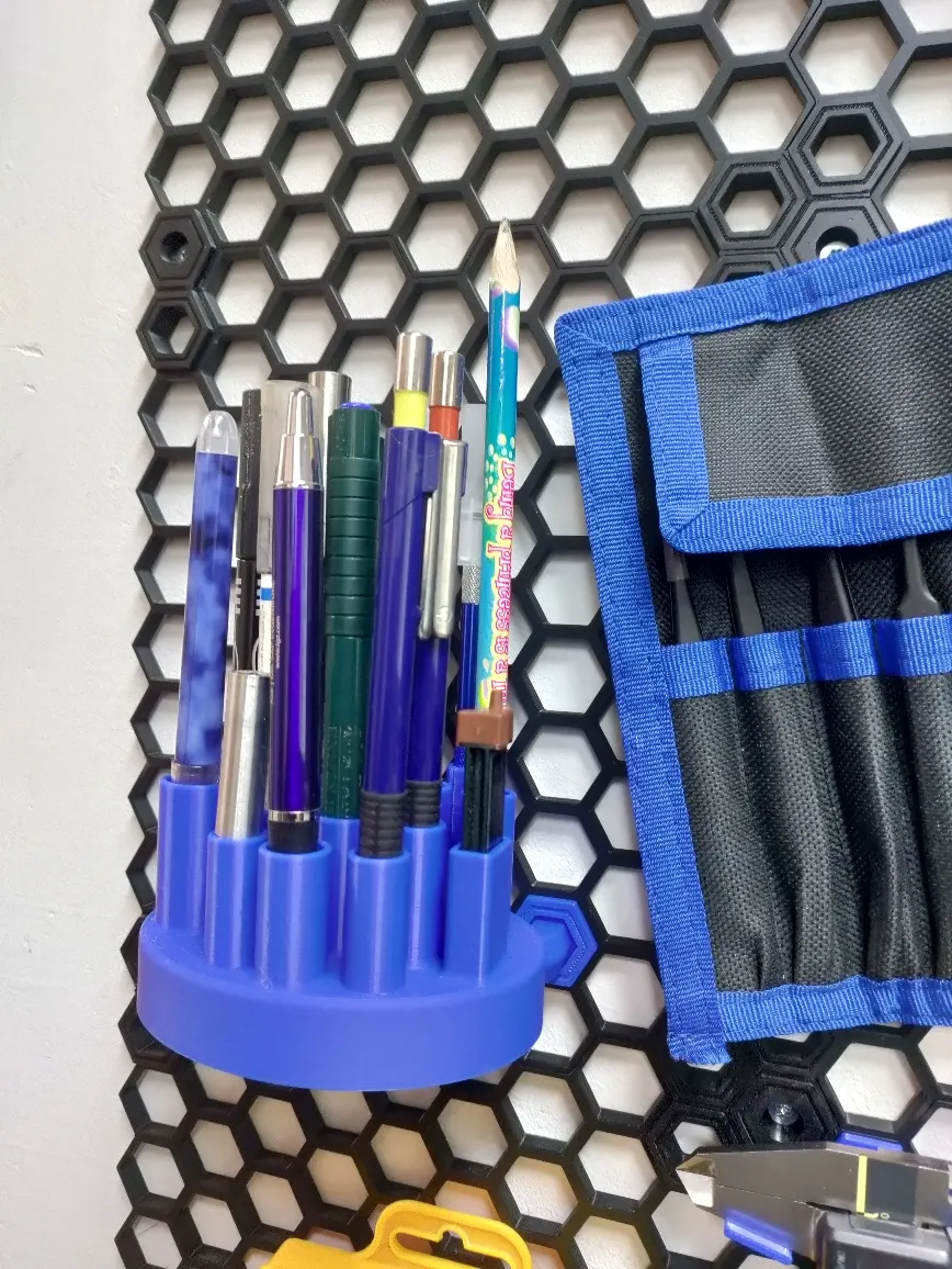 Giá đỡ bút thiết kế độc đáo cho tường tổ ong