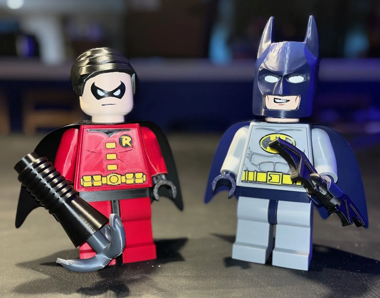 Nhân vật Batman và Robin kích thước khổng lồ từ Batcave