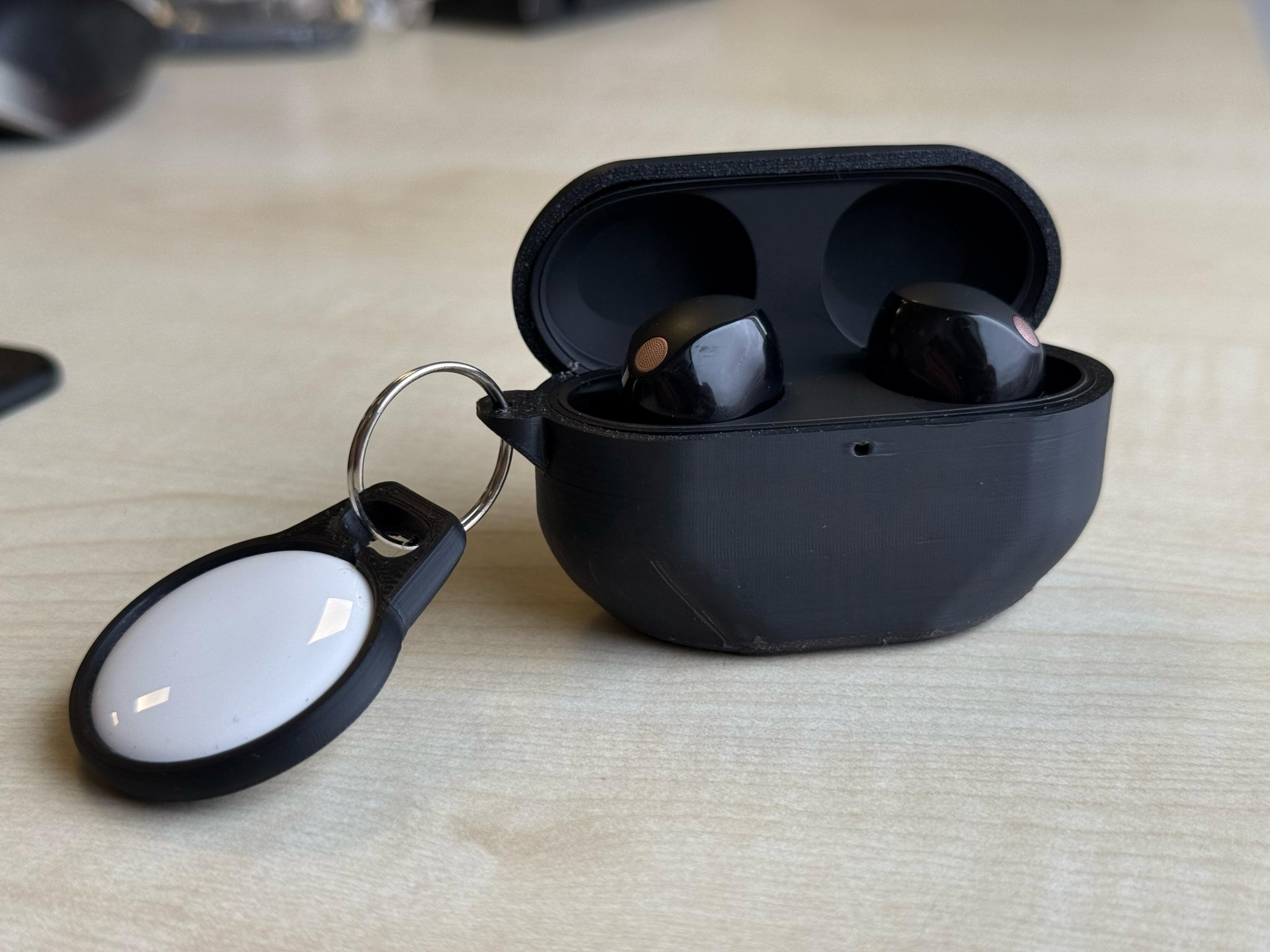 Vỏ tai nghe Sony WF-1000xm5 với móc gắn airtag