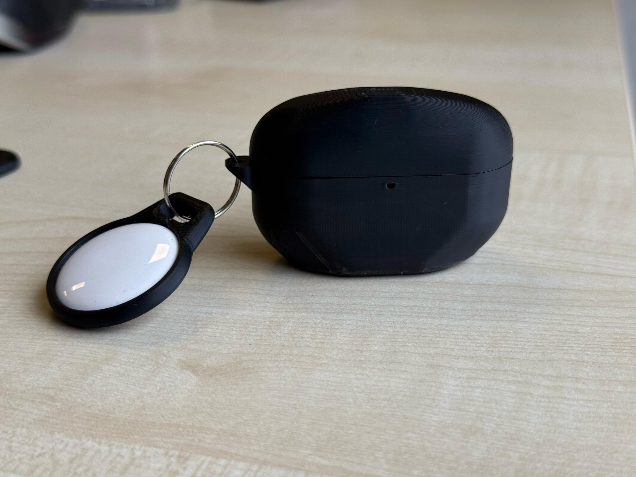 Vỏ tai nghe Sony WF-1000xm5 với móc gắn airtag