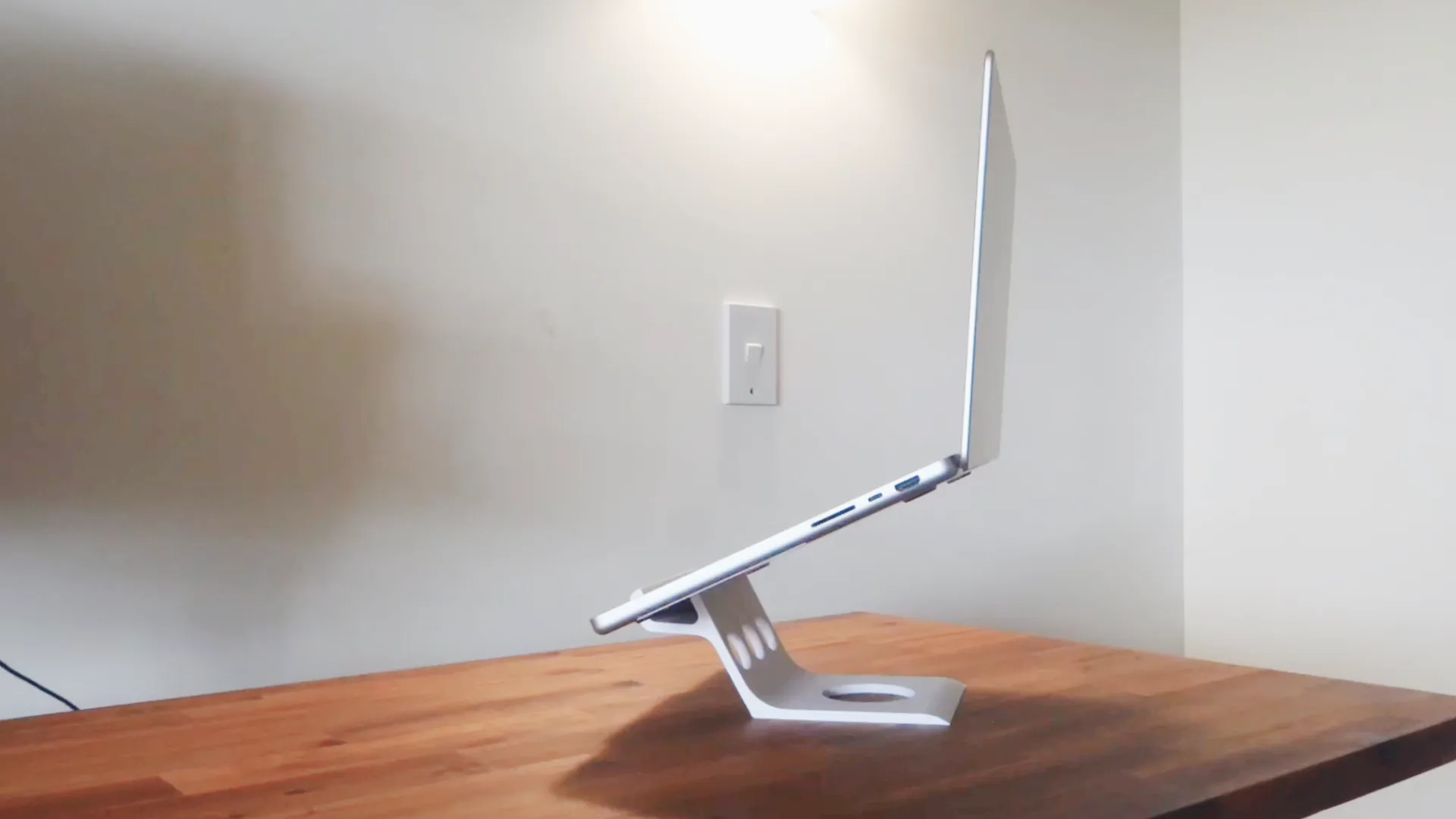 Giá đỡ laptop in 3D thanh lịch cho không gian làm việc