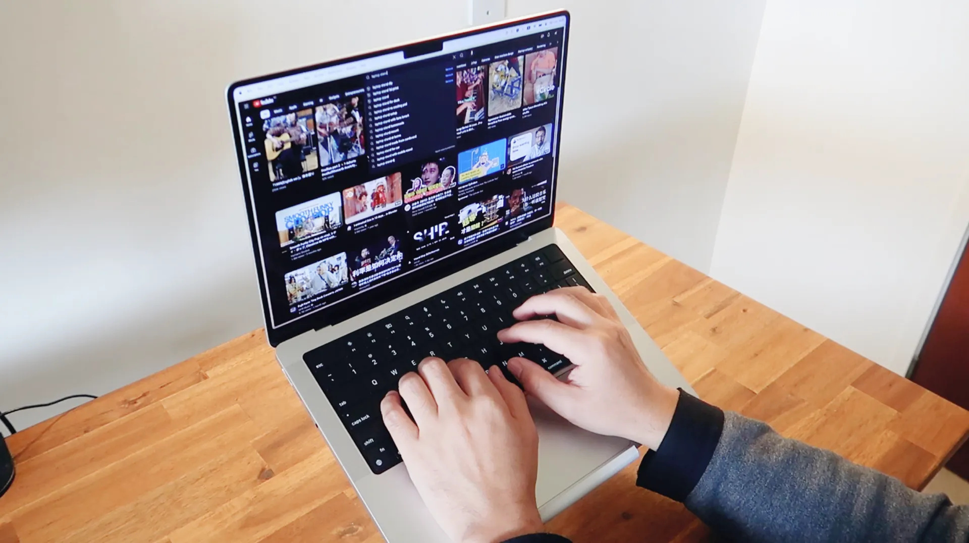 Giá đỡ laptop in 3D thanh lịch cho không gian làm việc